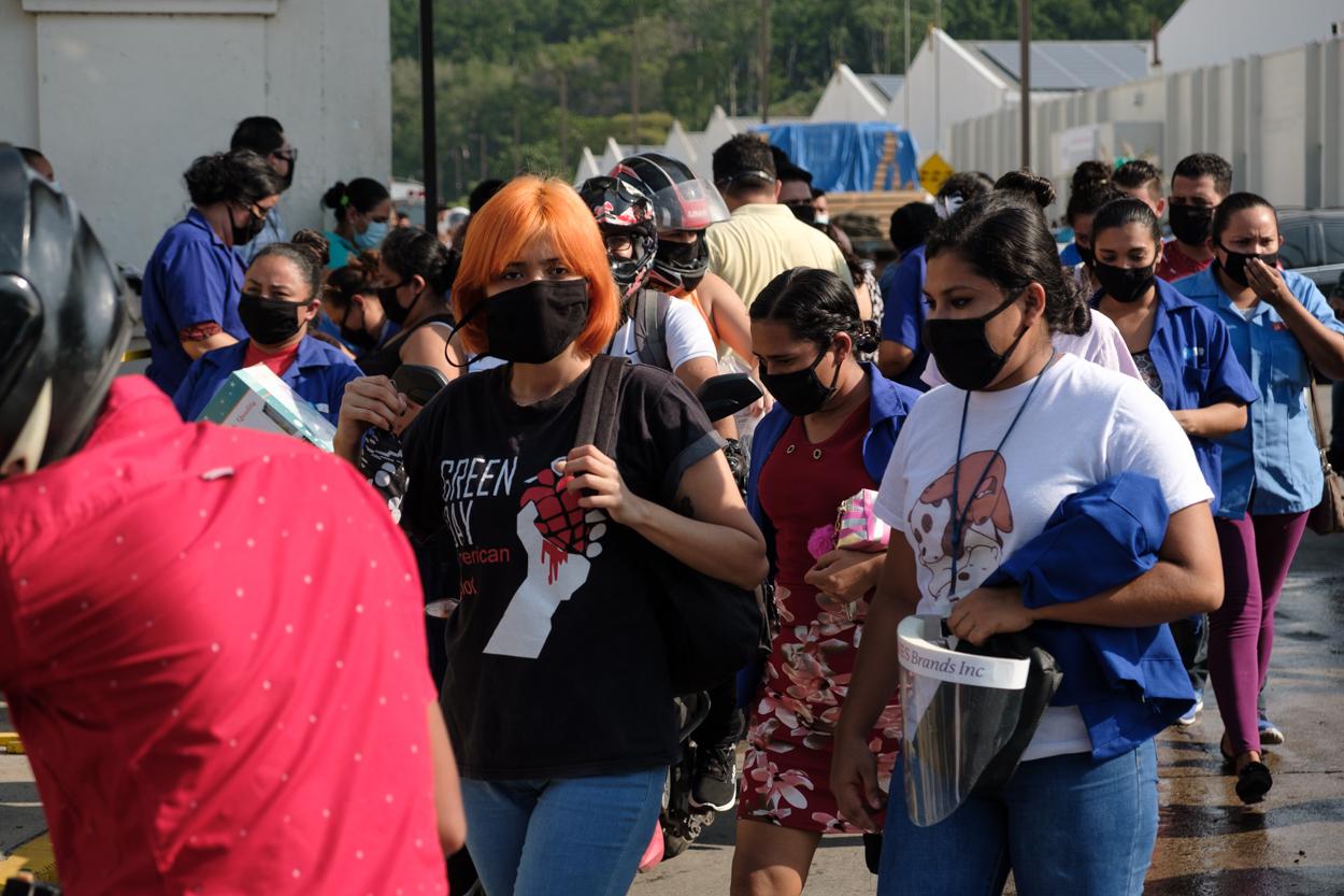 Maquiladora workers enter the gates to the Zip Choloma industrial park where social distancing is not enforced. Photo:  Deiby Yánes /Contracorriente