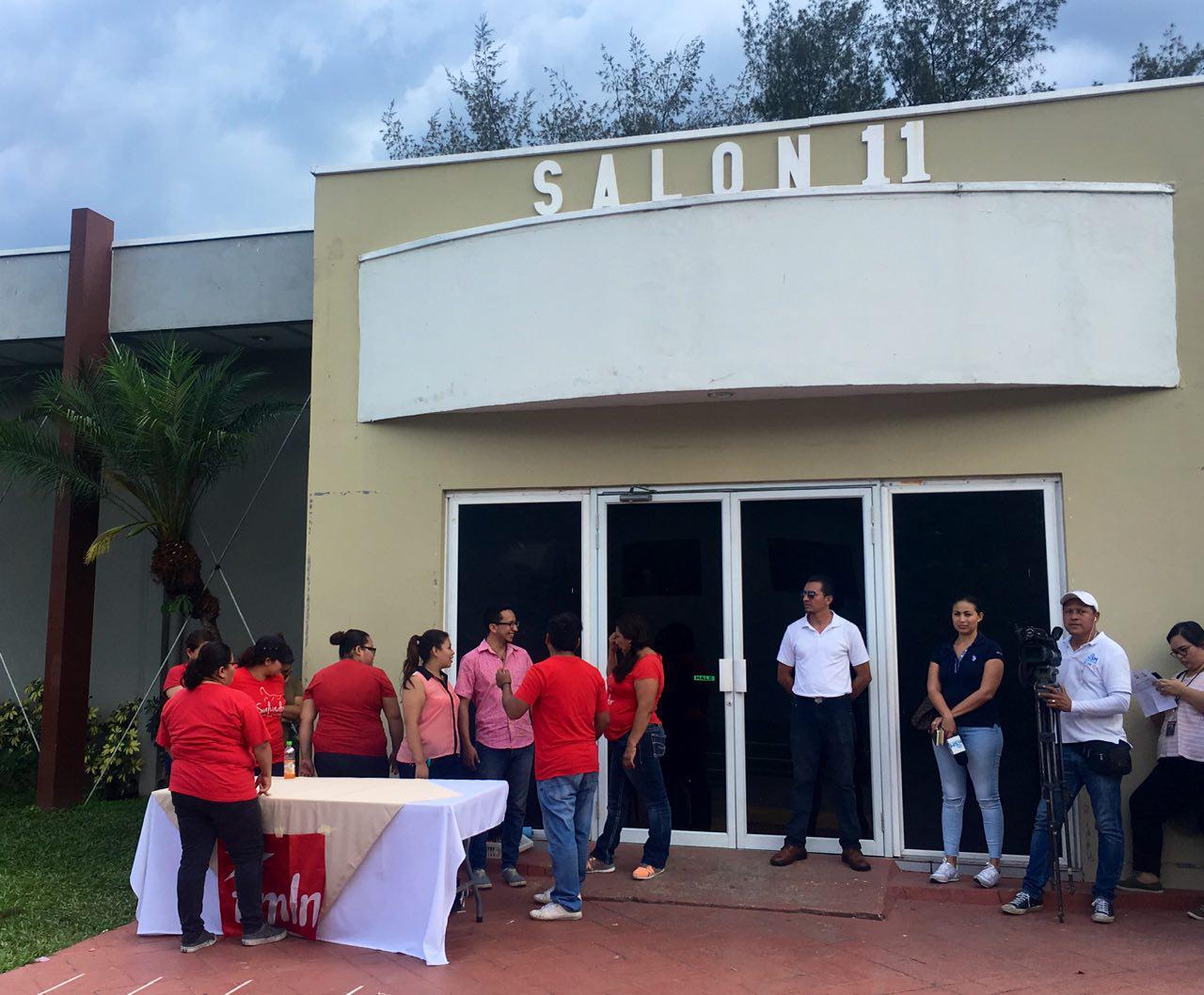 La dirección municipal del FMLN en San Salvador convocó a su militancia para discutir la expulsión del alcalde Nayib Bukele. 