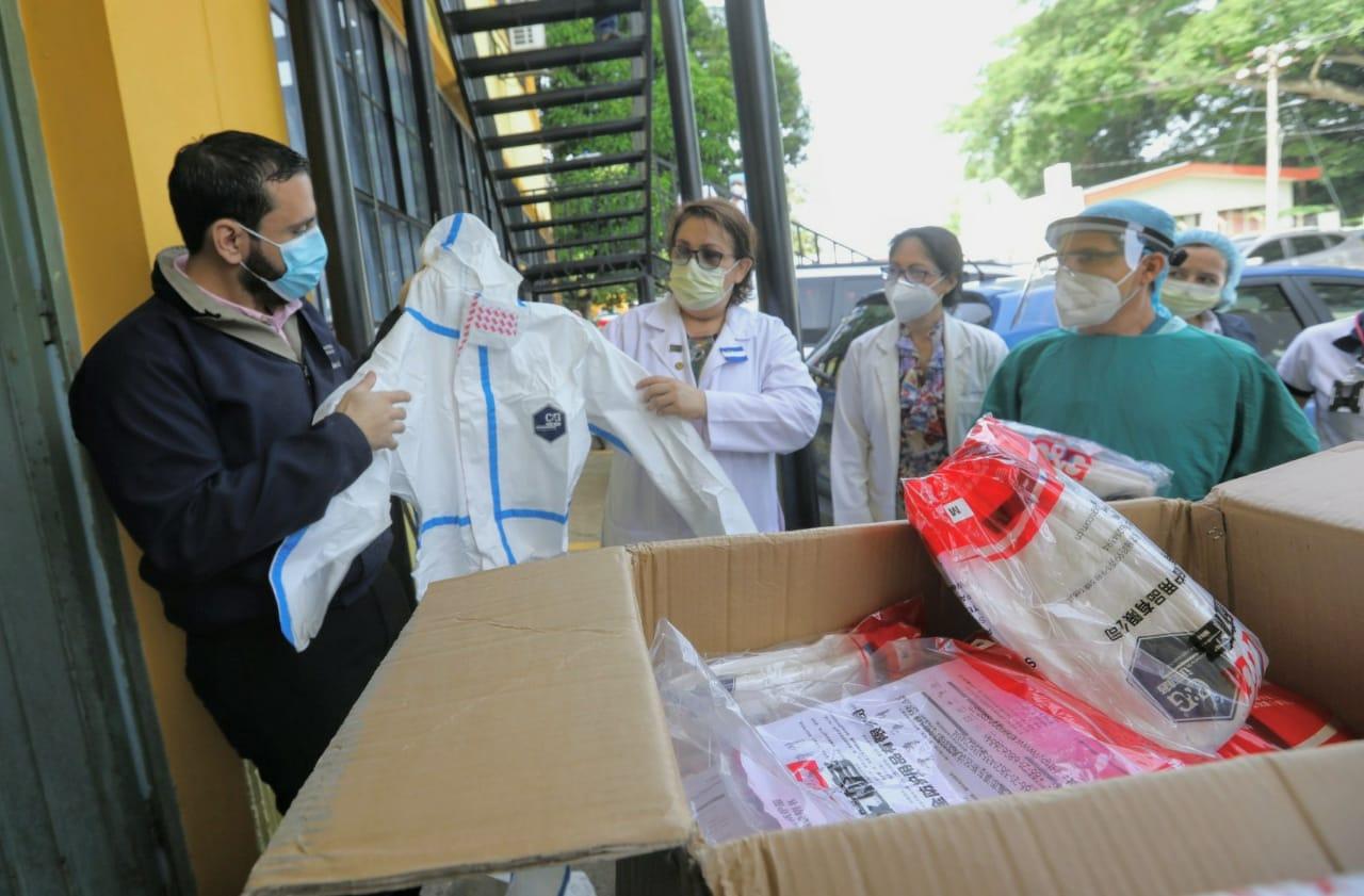 El 25 de junio, Francisco Alabí visitó el Hospital de Chalatenango para hacer entrega de trajes de protección fabricados por Shanghai C & G Safety Co. La Dirección Nacional de Medicamentos colocó una observación a la importación de estos insumos: 