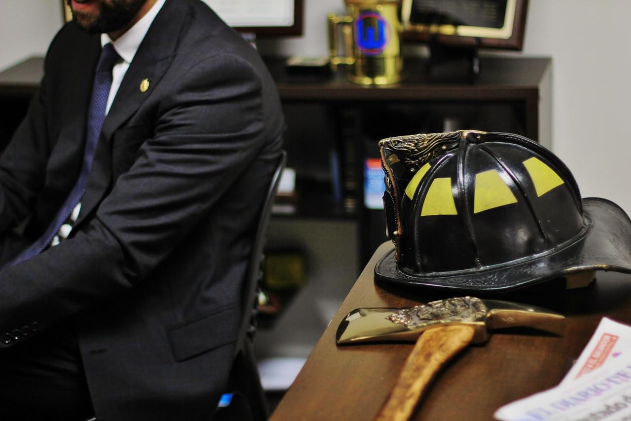 Sobre su escritorio, recuerdos de los cinco años en los que trabajó como bombero en Estados Unidos. Foto: Emely Navarro. 
