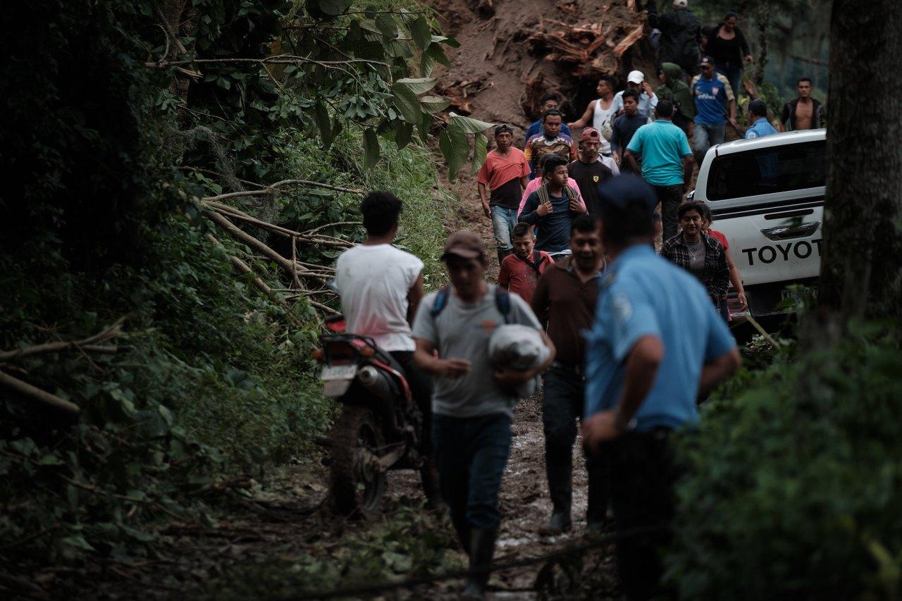Hundreds of campesinos came to Macizo de Peñas Blancas to help with the search and rescue efforts. Carlos Berrera | Divergentes.