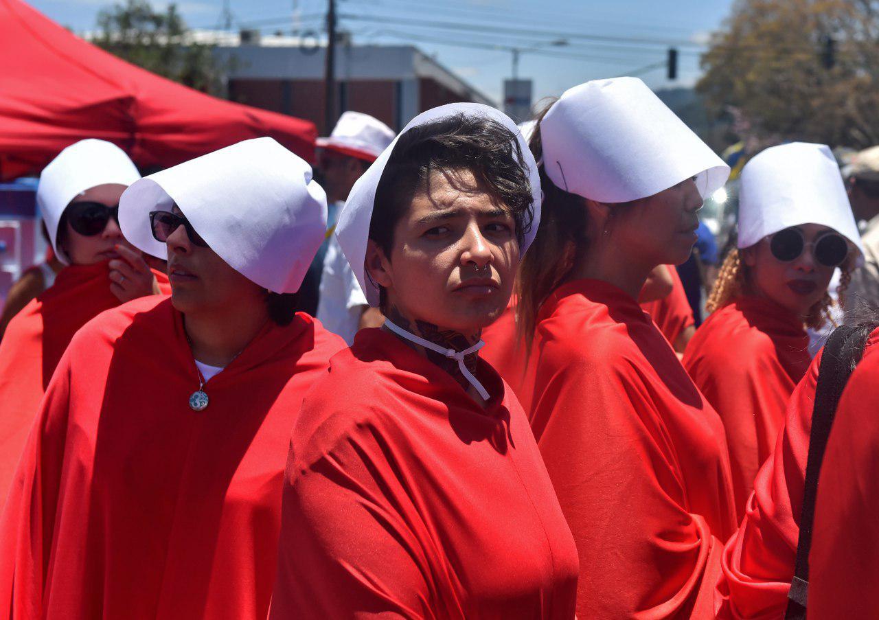 En la serie televisisa El cuento de la criada (basada en el libro homónimo  de Margaret Atwood), las mujeres visten túnicas rojas y sombreros blancos en una sociedad distópica. Un grupo de mujeres utilizó la alegoría para protestar contra del 