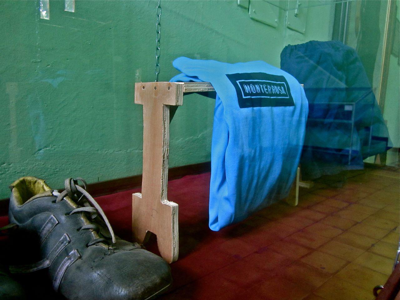 Zapatos y camiseta de ejercicio del Teniente Coronel José Domingo Monterrosa, expuestos en el Museo Militar, Cuartel El Zapote, San Salvador. Monterrosa, comandante del batallón Atlacatl, ha sido señalado como responsable de la masacre del Mozote, cometida en 1981. Foto tomada el 3 de junio de 2012.