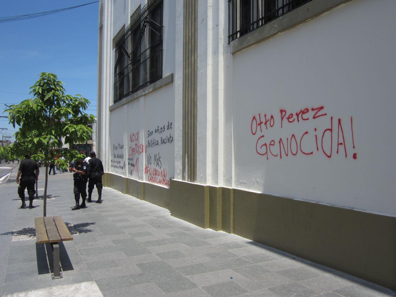 Grafittis en un muro de la Sexta Avenida de Ciudad de Guatemala, después de una Marcha indígena y campesina, el 27 de marzo de 2012. En ellos se acusa al general Otto Pérez Molina, en ese momento presidente de la República, de haber participado en el genocidio ixil, en Quiché, a inicios de los años 80.