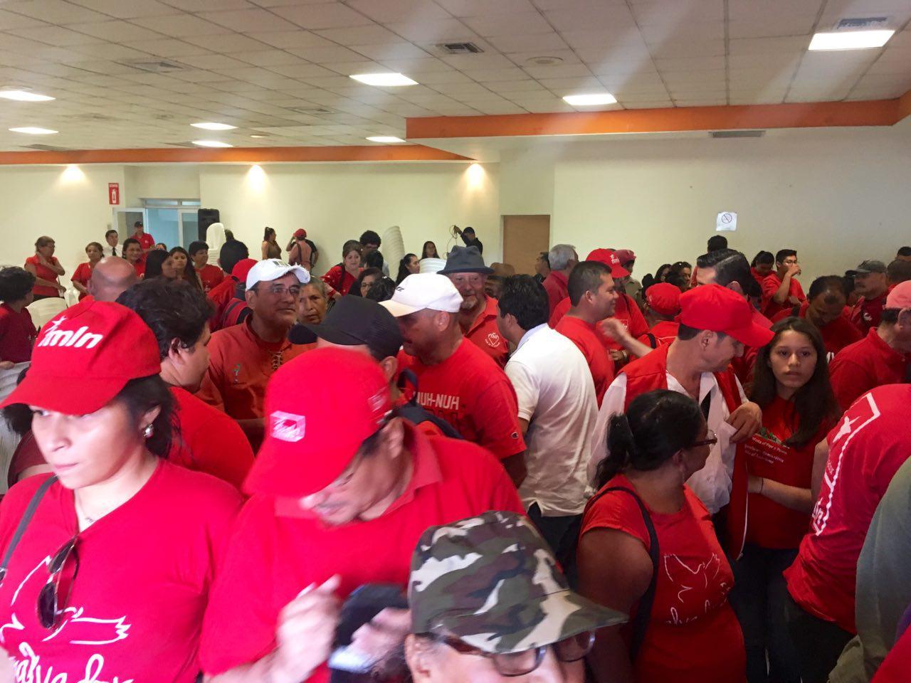 Al finalizar la asamblea municipal del FMLN en San Salvador, los dirigentes se fueron sin dar declaraciones a los medios de prensa. 