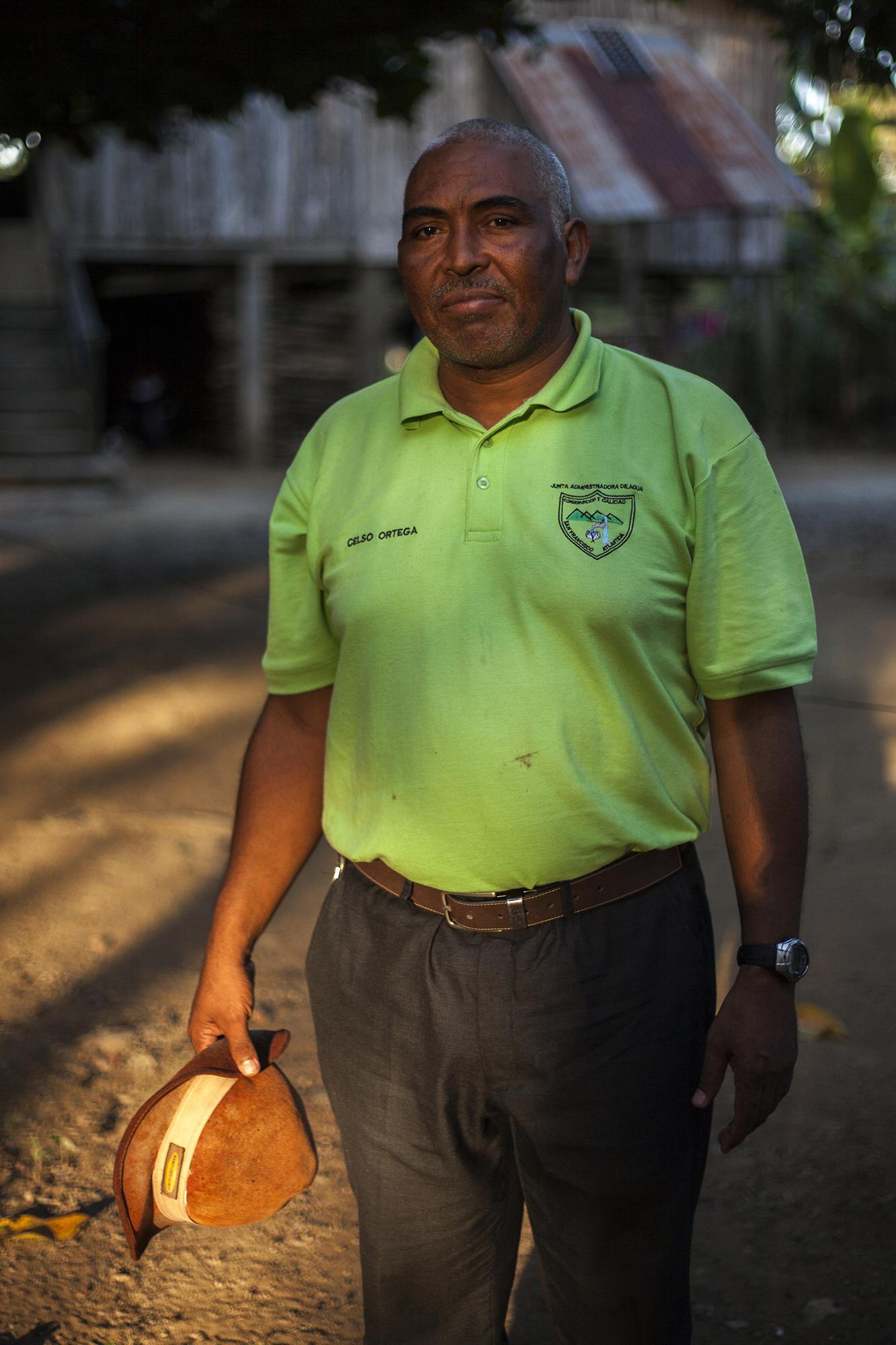 Celso Ortega es el fiscal del agua del municipio de San Francisco, en el departamento de Atlántida. Ortega, de 54 años, fue por muchos años empleado de la industria de palma africana. Ahora, desde su experiencia, trabaja en los proyectos que eviten la expansión de la palma y que garanticen el agua para su comunidad.