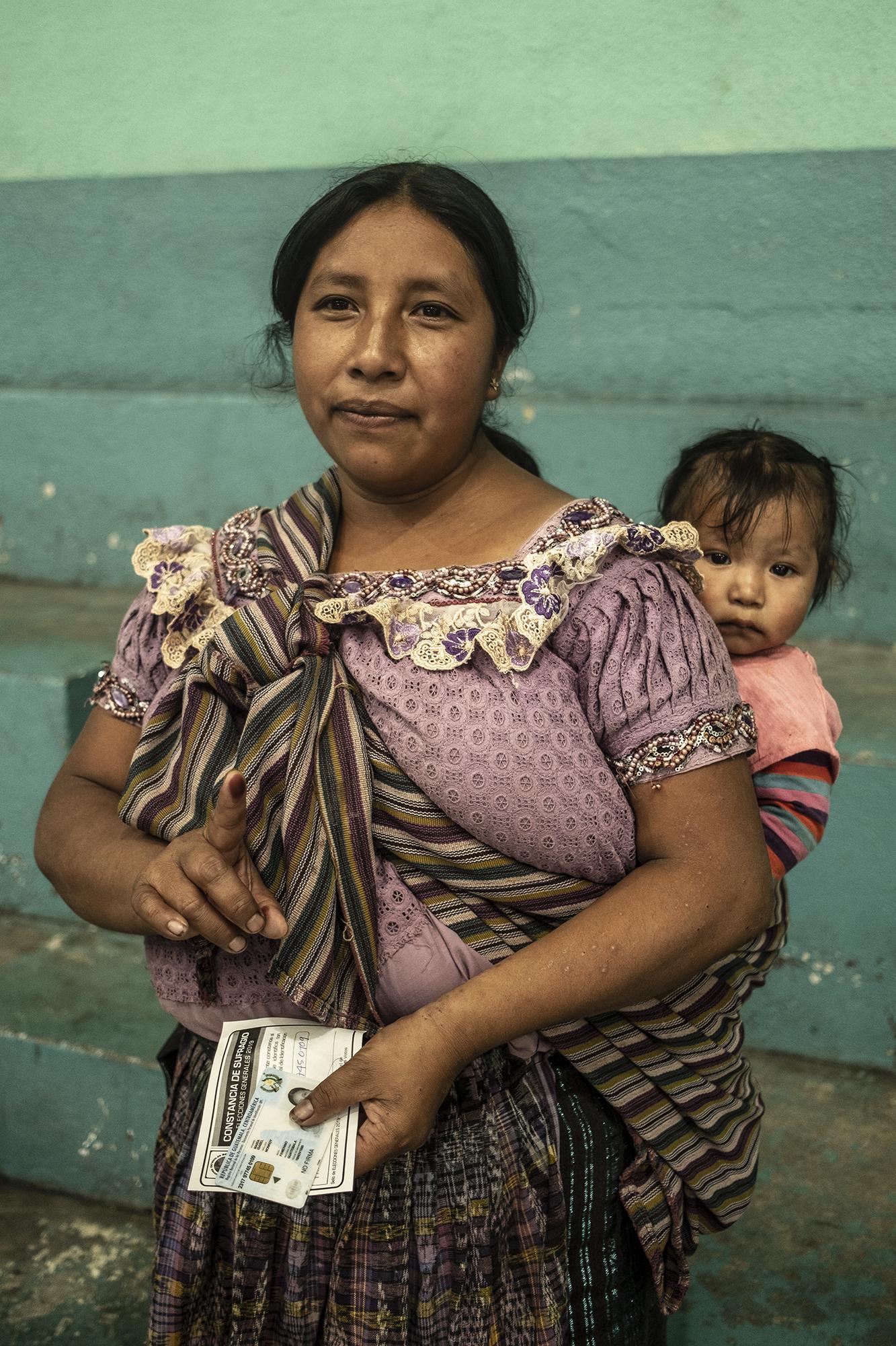 María Monroy es madre soltera, tiene 32 años, vive en San Pedro Sacatepéquez y trabaja como operaria en una maquila. 