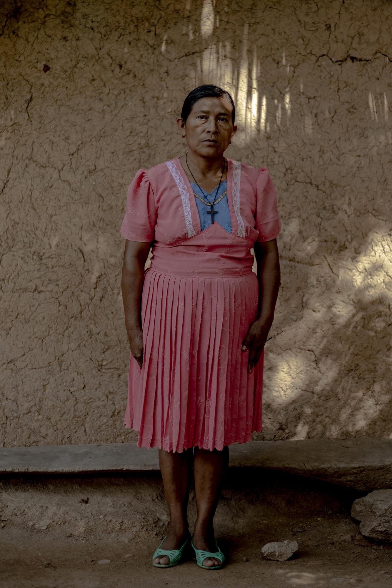 Roberta García es maya chortí, tiene 51 años y es presidenta del Proyecto Cosecha, en el cantón Pitahaya de Camotán, Chiquimula, Guatemala. Capacita a mujeres en la siembra de hortalizas para ayudar a generar una economía independiente en la comunidad. Quisiera irse, migrar, pero no tiene dinero suficiente para intentarlo. Foto: Fred Ramos.
