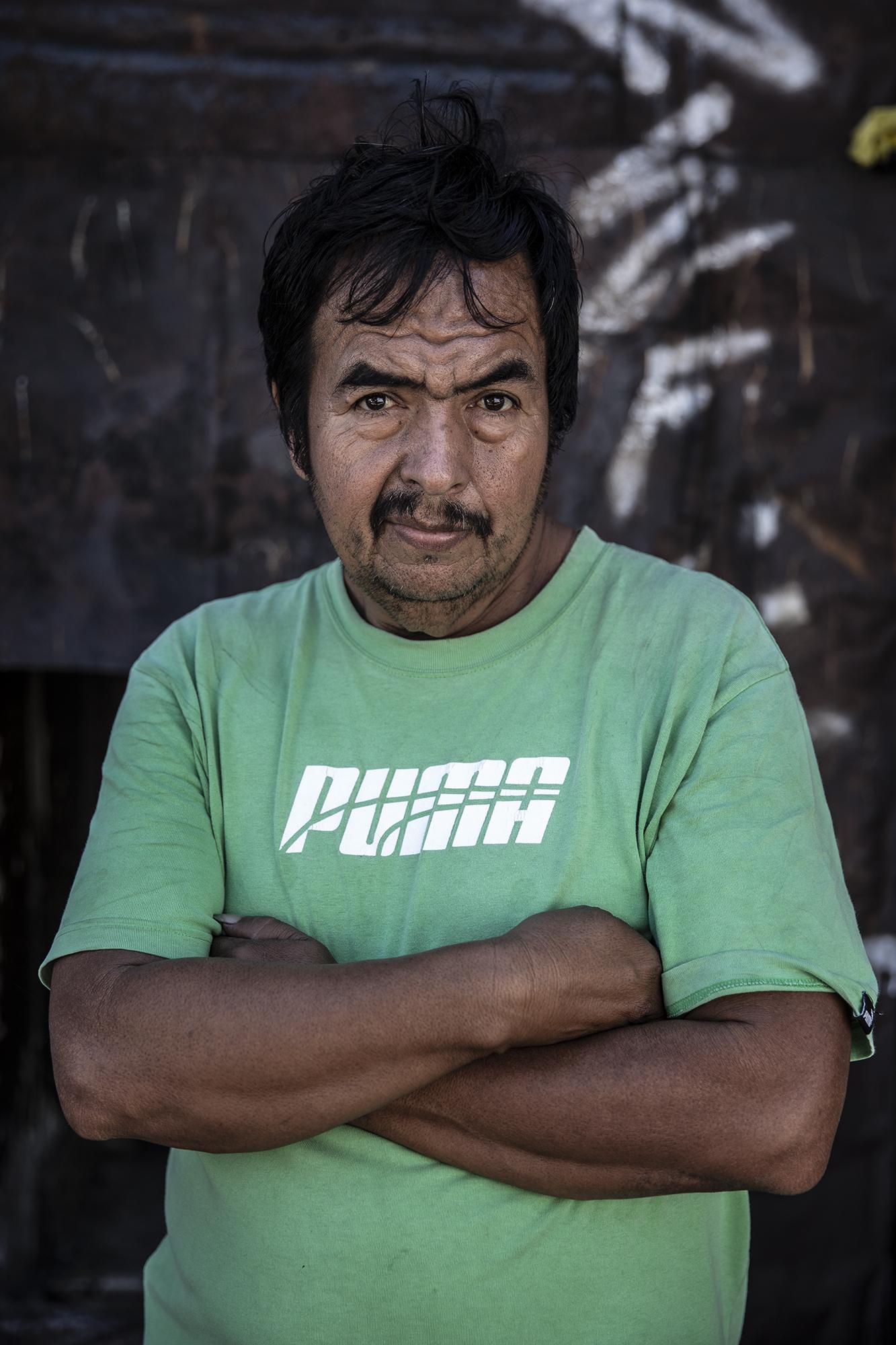 Rafael Fuentes, de 54 años, nunca tuvo un trabajo formal. Estudió hasta el séptimo grado de educación básica y desde que tiene memoria se dedica a la venta informal. 