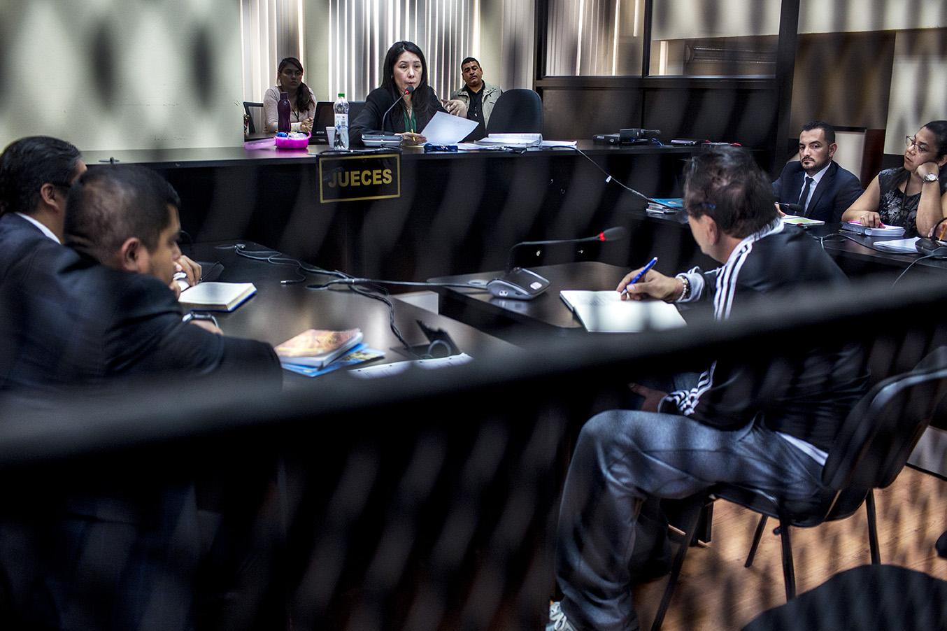 Erika Aifán, during the first hearing in a case known as “Parallel Commissions 2020: Political and Judicial Control in the Hands of a Prisoner” on February 18. Seated before her is businessman Gustavo Alejos, the former private secretary to ex-president Álvaro Colom, convicted for corruption. Photo: Simone Dalmasso/Plaza Pública