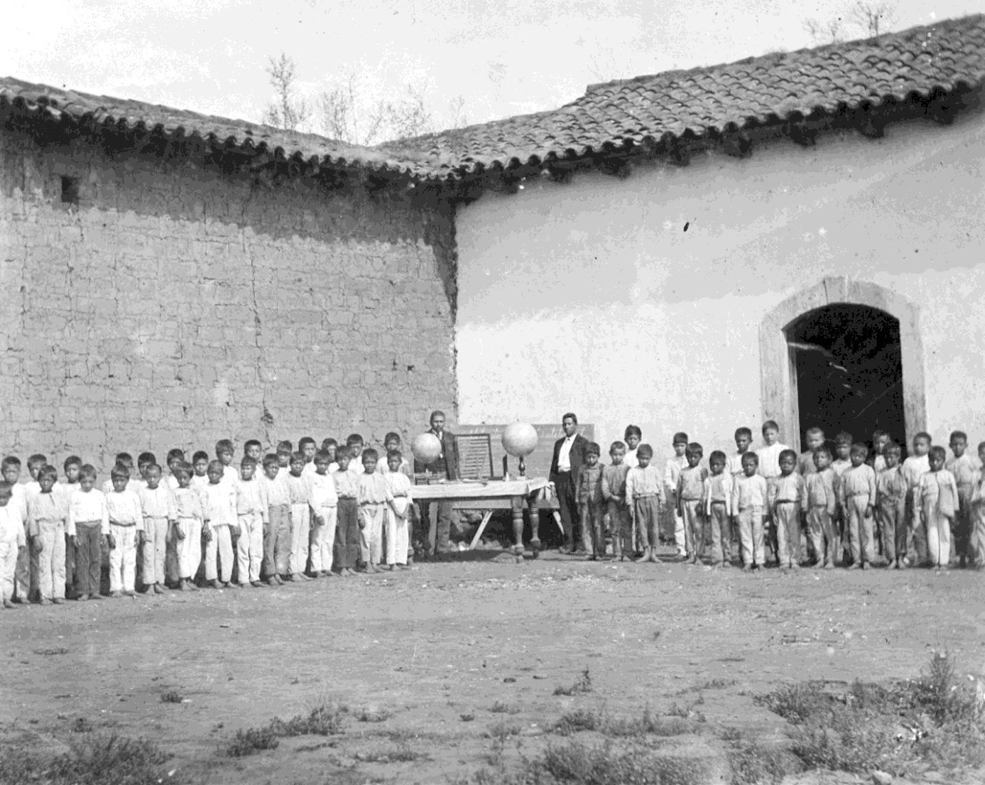 Escuela en Asunción Izalco, Sonsonate, El Salvador, en 1875. Foto de Carl V. Hartman, cortesía del Museo de la Palabra y la Imagen.