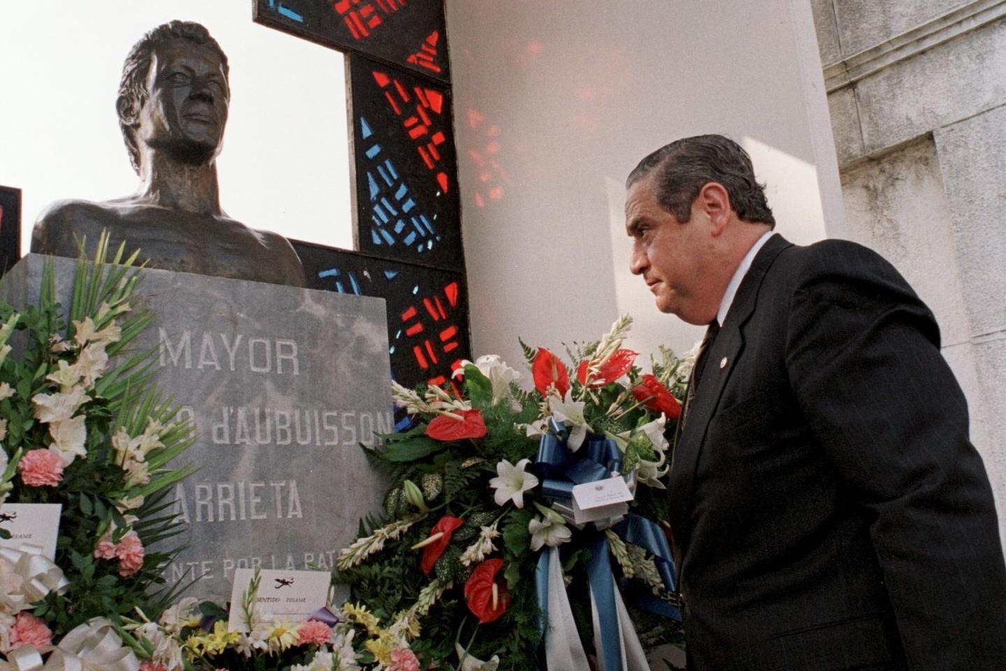 Esta fotografía se tomó el 20 de febrero de 1998 y en ella aparece el entonces presidente de la República, Armando Calderón Sol, colocando una ofrenda floral en la tumba del mayor Roberto d