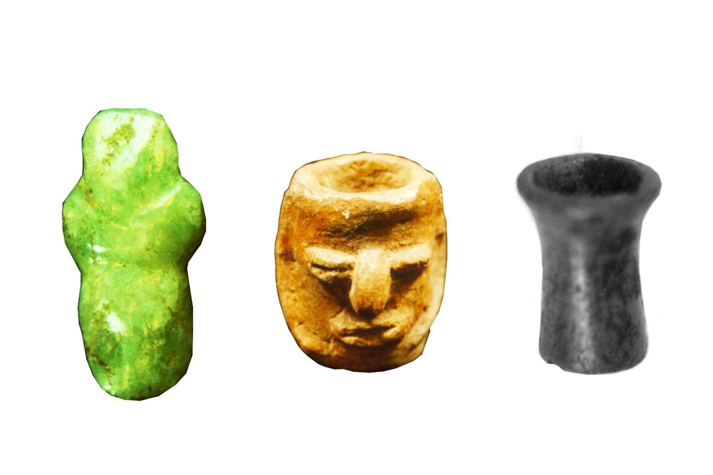 Estas son las tres piezas que fueron extraídas del ajuar de un entierro prehispánico en una sala abierta al público. De izquierda a derecha: dije de jadeíta, cilindro antropomorfo y orejera. Imágenes cortesía de Secultura.