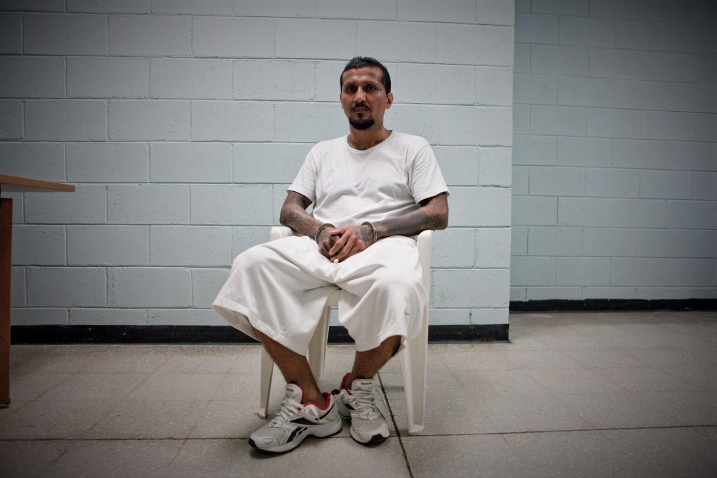 Gustavo Adolfo Parada Morales (a) el Directo posa tras una entrevista concedida en la cárcel de  Zacatraz en septiembre de 2012. Foto Pau Coll (RUIDO/El Faro).