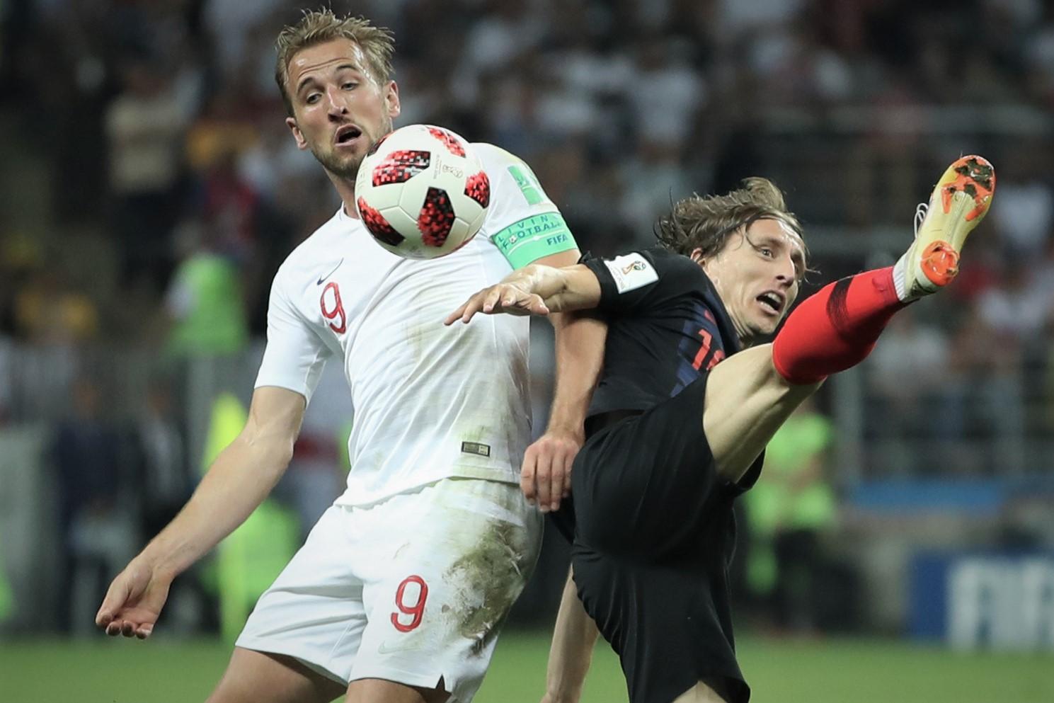 El ingles Harry Kane y el croata Luka Modrić disputan un balón durante la semifinal del Mundial que enfrentó a ambas selecciones. Foto Wu Zhuang (Xinhua).