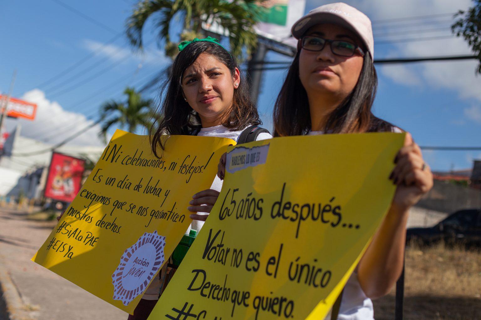 Two young women hold posters referencing defense of women’s sexual and reproductive rights and the decriminalization of the emergency contraceptive pill. Tegucigalpa, January 24, 2020. Photo by: Martín Cálix.