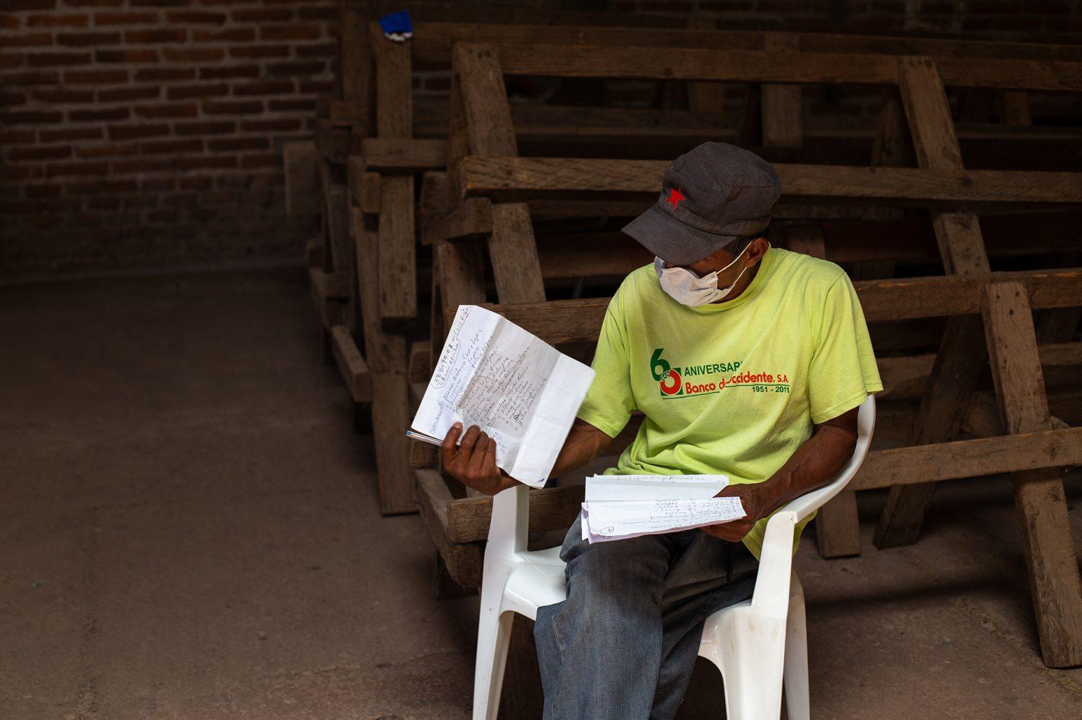 A community leader revises a list of people benefiting from the project coordinated by the Red Cross. Opatoro, La Paz, August 8 2020. Photo: Martín Cálix