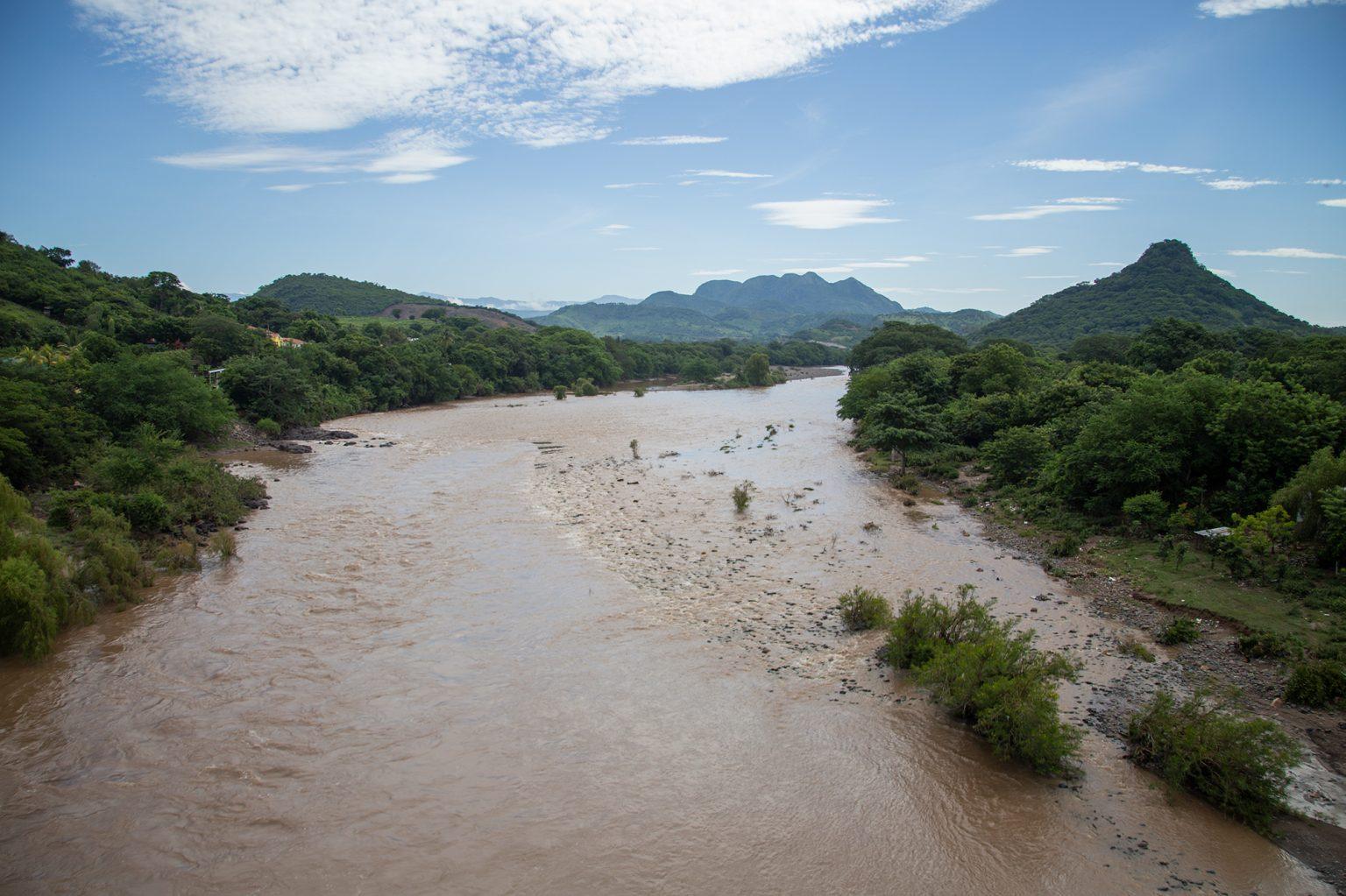 The Goascorán river serves as a natural border between Honduras and El Salvador. It begins in the La Paz department and flows into the Gulf of Fonseca. The food delivery project that the Honduran Red Cross coordinates – which also delivers water filters to many communities – has given food provisions worth at least $46 USD to 2,700 families affected by Covid-19, across 17 communities in the basin. Goascorán, Valle, August 29 2020. Photo: Martín Cálix
