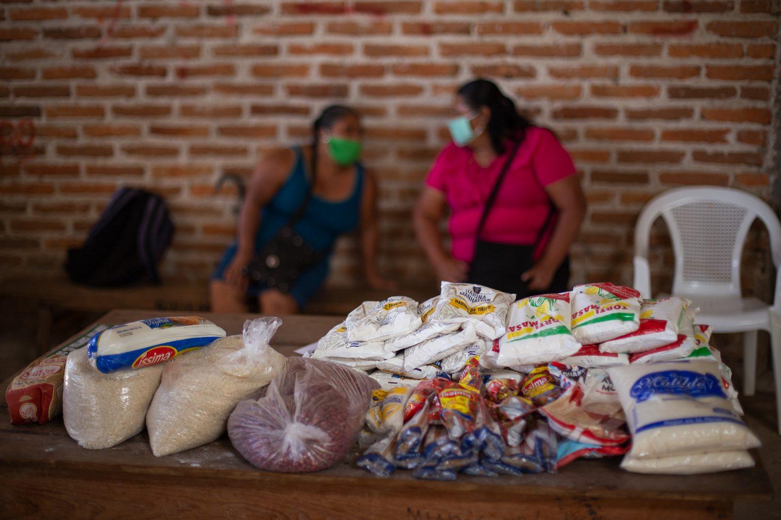 Food from the aid that the Honduran Red Cross gives to the communities in the Goascorán basin is laid out on a table during the food delivery in the Florida community. Opatoro, La Paz, August 8 2020. Photo: Martín Cálix