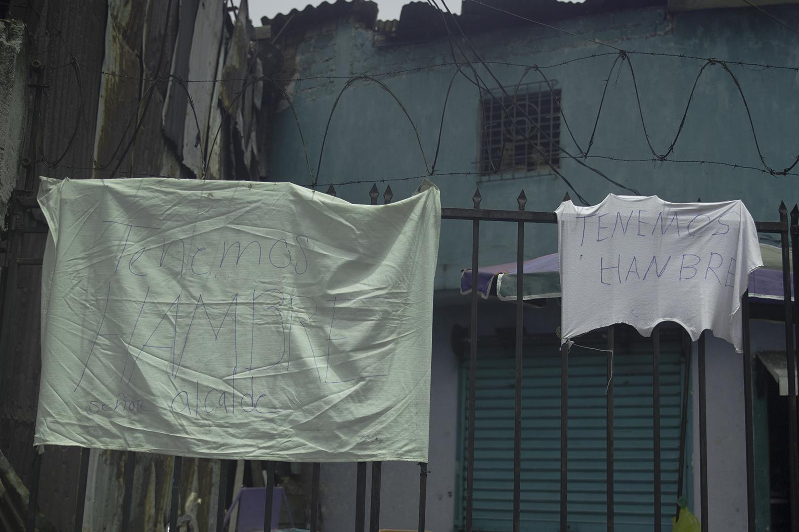 Los habitantes del mesón 207, sobre la avenida Independencia, han colocado trapos blancos con el mensaje: 