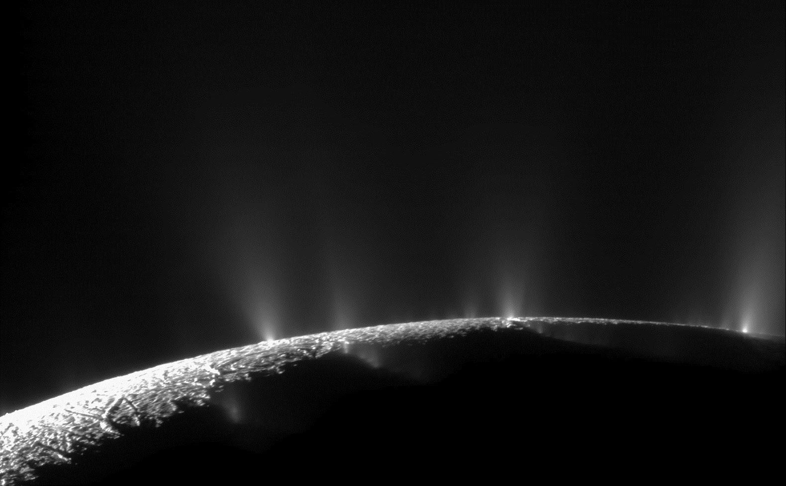 Fotos de los geysers en la superficie de Encélado. Imagen de uso libre de la  NASA/Ciclops .