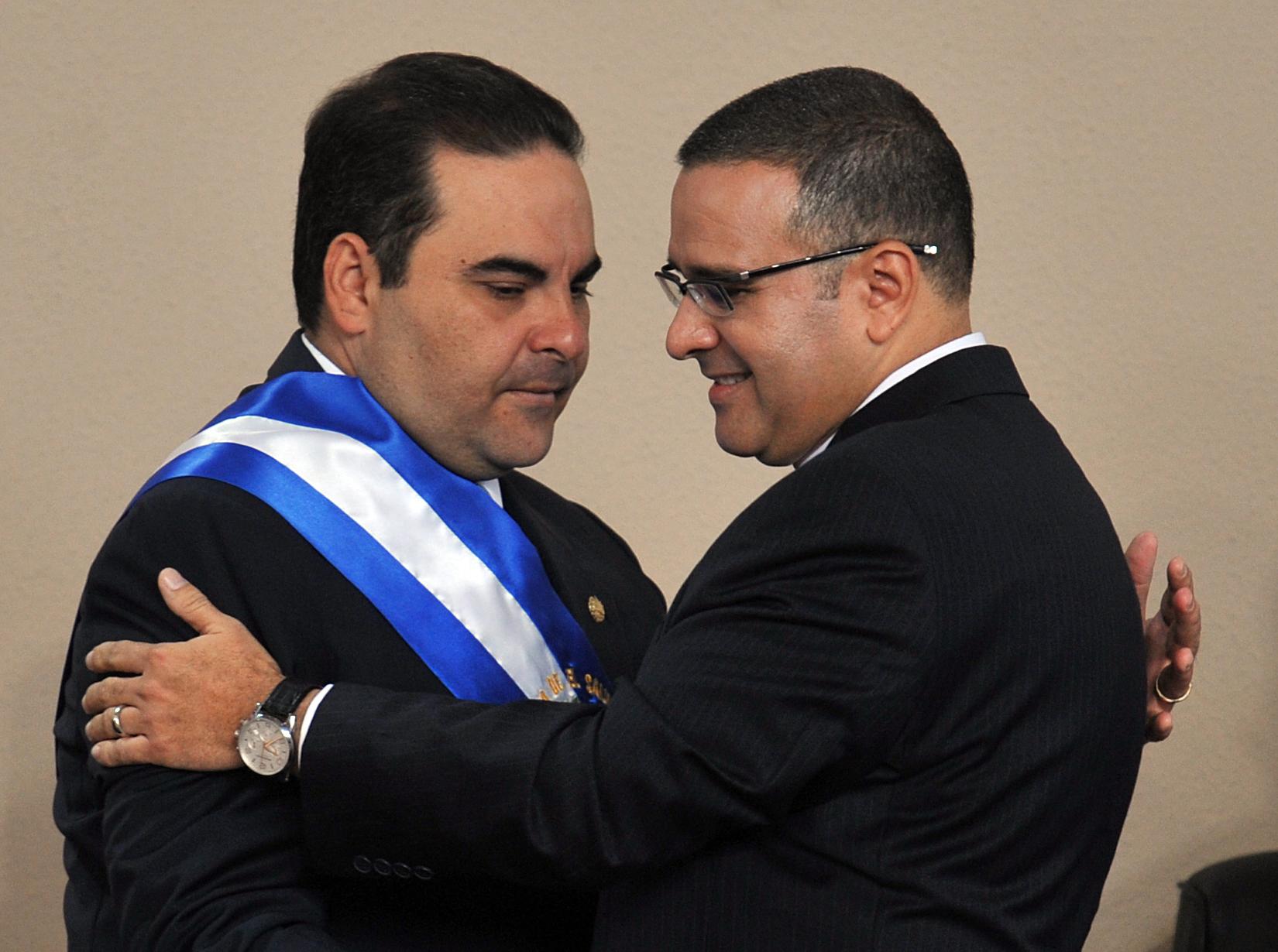 Tony Saca y Mauricio Funes se saludan durante la ceremonia de traspaso de gobierno. San Salvador 1 de junio de 2009. Foto: Yuri Cortez / AFP