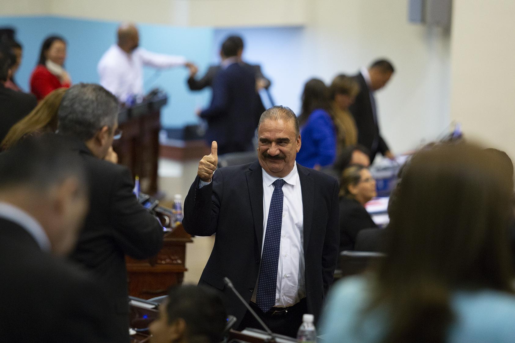 Donato Vaquerano, diputado y ex jefe de fracción de Arena celebra con un gesto de aprobación la elección del nuevo fiscal general de la República.