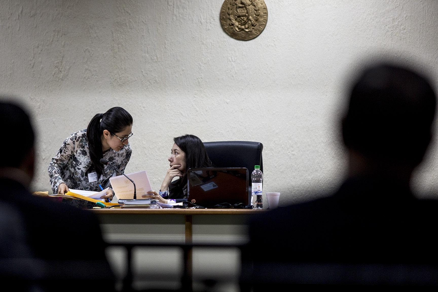 Judge Aifán talks with her assistant during a case known as “Construction and Corruption Phase II” in September 2018. Photo: Simone Dalmasso/Plaza Pública