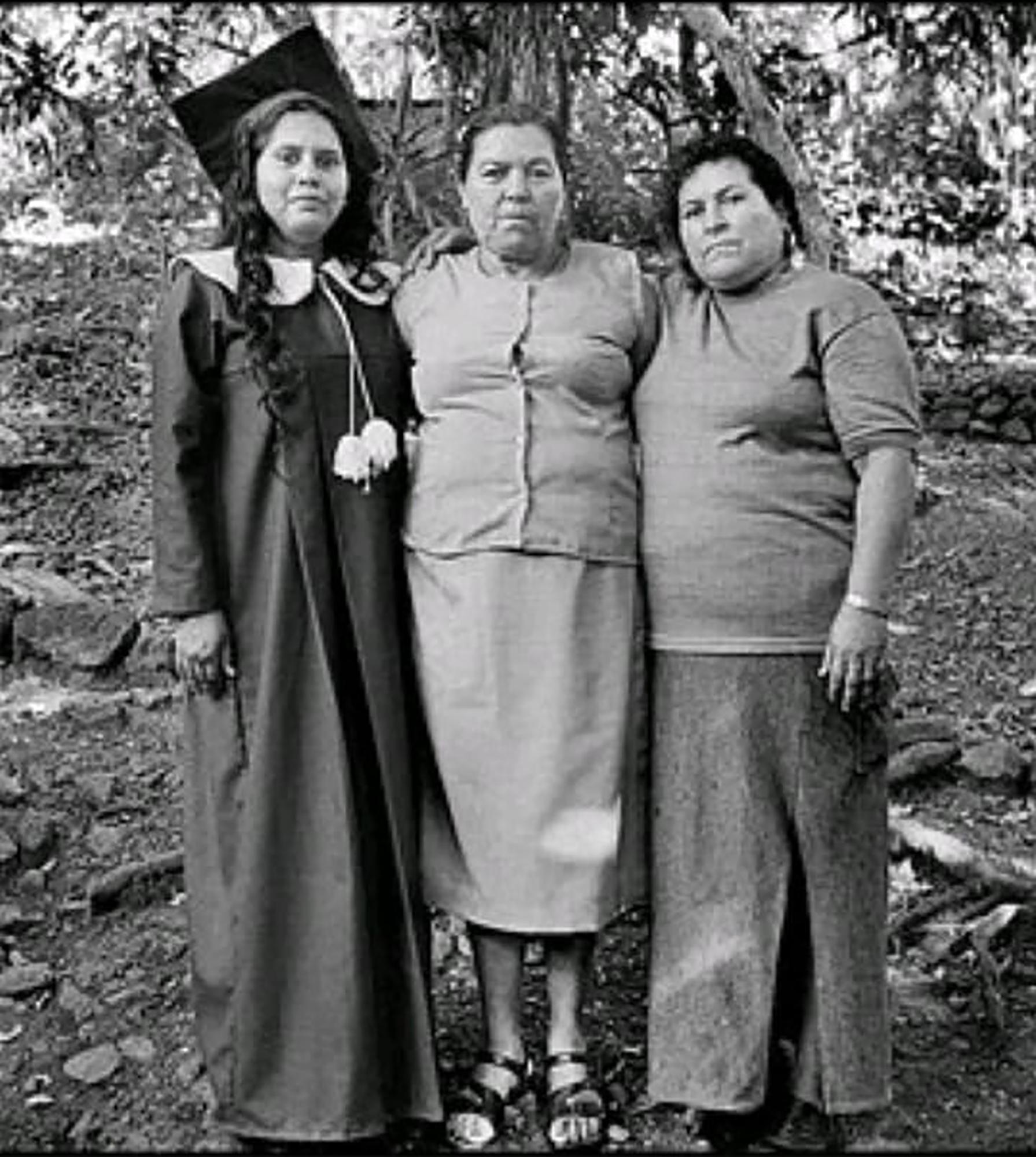 Marta Amaya (de toga), junto a su madre Rufina Amaya, sobreviviente de la masacre de El Mozote, y una de sus hermanas. Foto: cortesía familia Amaya