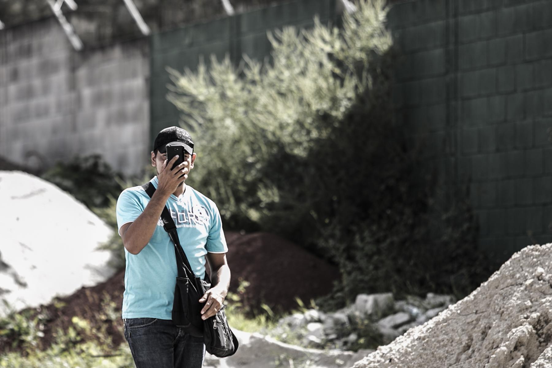 El 28 de julio de 2016, sujetos fotografiaron con sus celulares a periodistas de El Faro, en medio de una conferencia de prensa de la Policía. Cuando los periodistas de El Faro preguntaron quiénes eran y por qué los fotografiaban, estos se identificaron como 