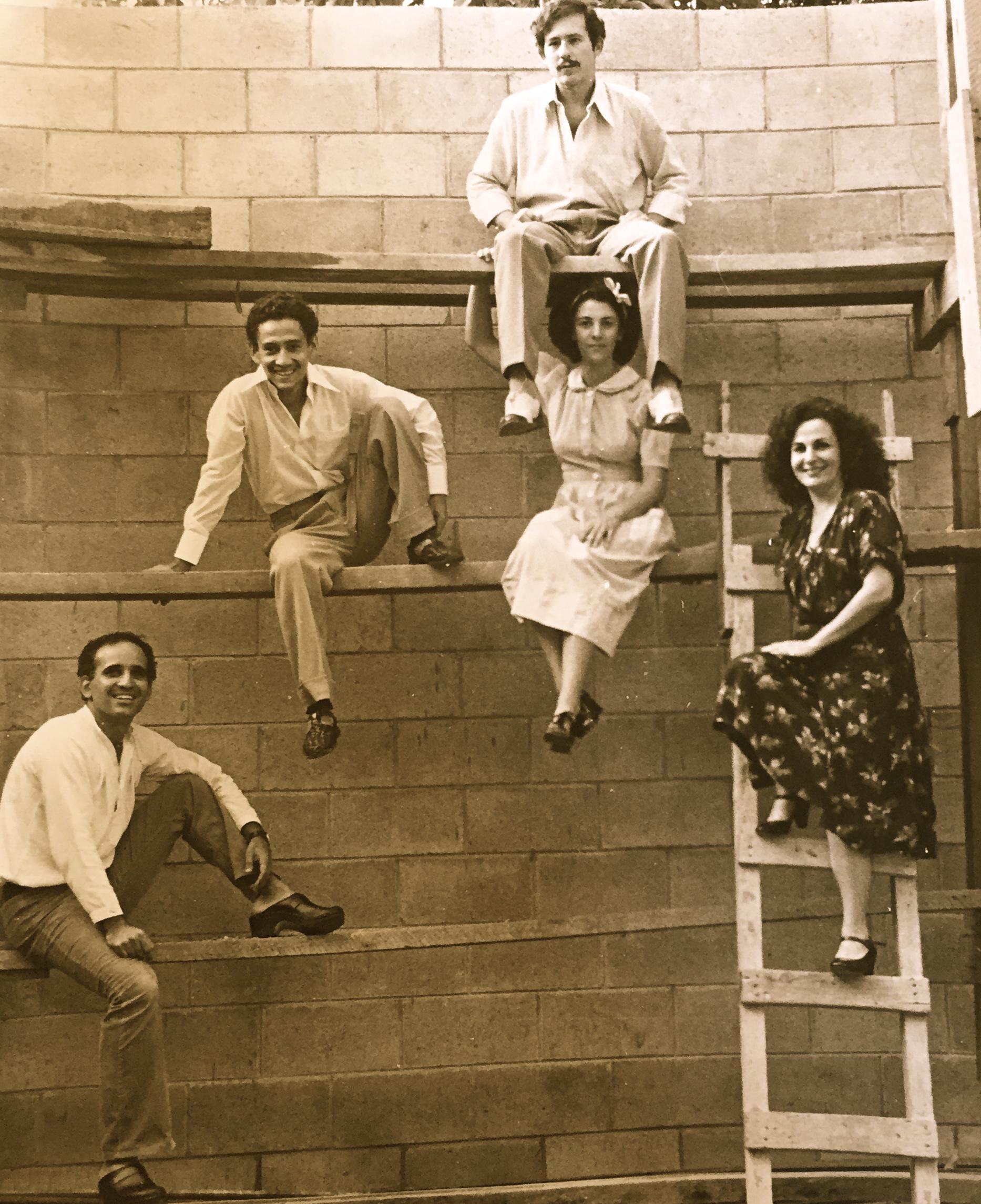 Isabel Dada junto a sus compañeros de Acto Teatro y si director Roberto Salomón.