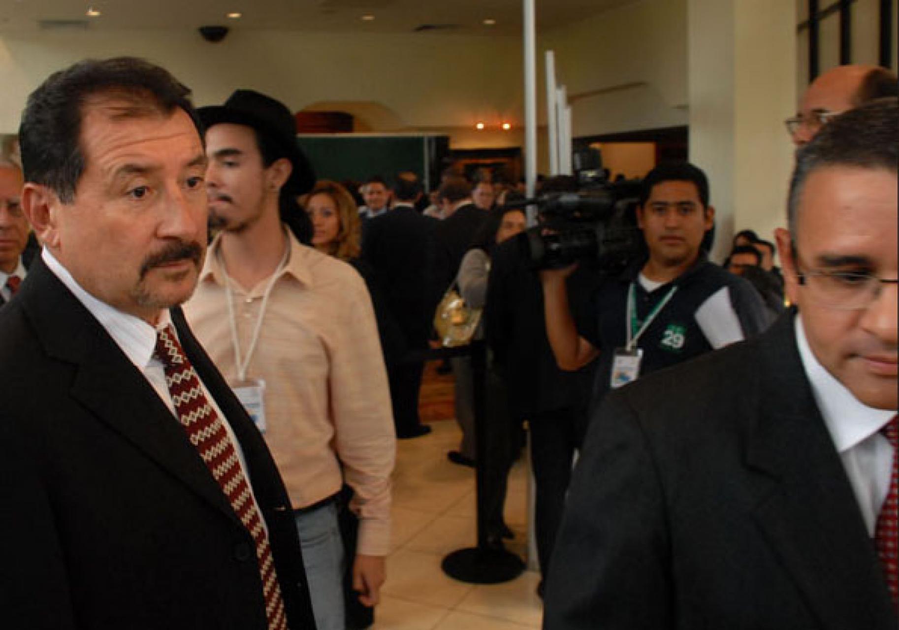 Miguel Menéndez junto a Mauricio Funes, después del discurso del entonces candidato presidencial  en el ENADE 2009. Foto: archivo El Faro.