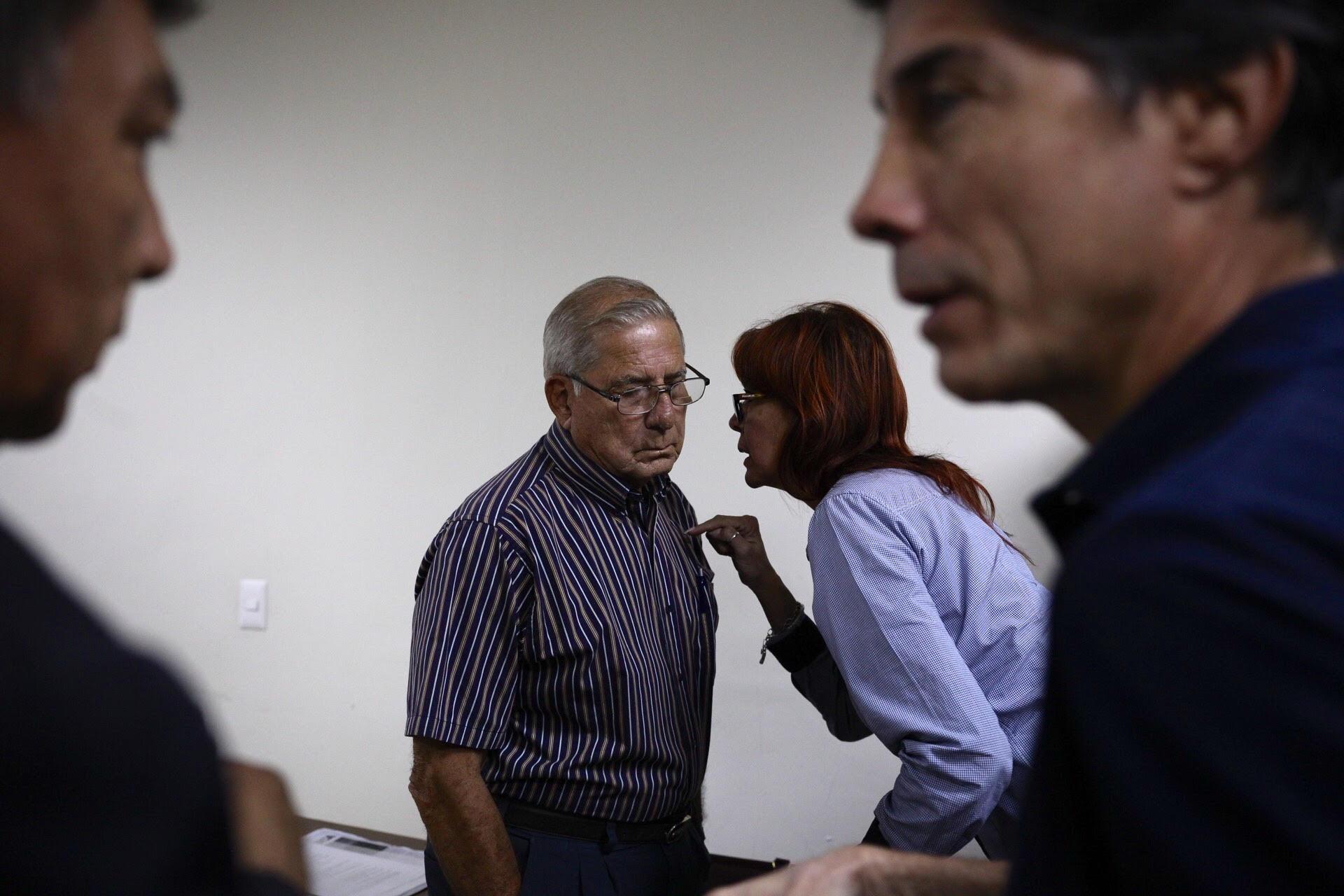 El general Bustillo escucha los comentarios de su hija durante la audiencia de intimación. Foto: Fred Ramos