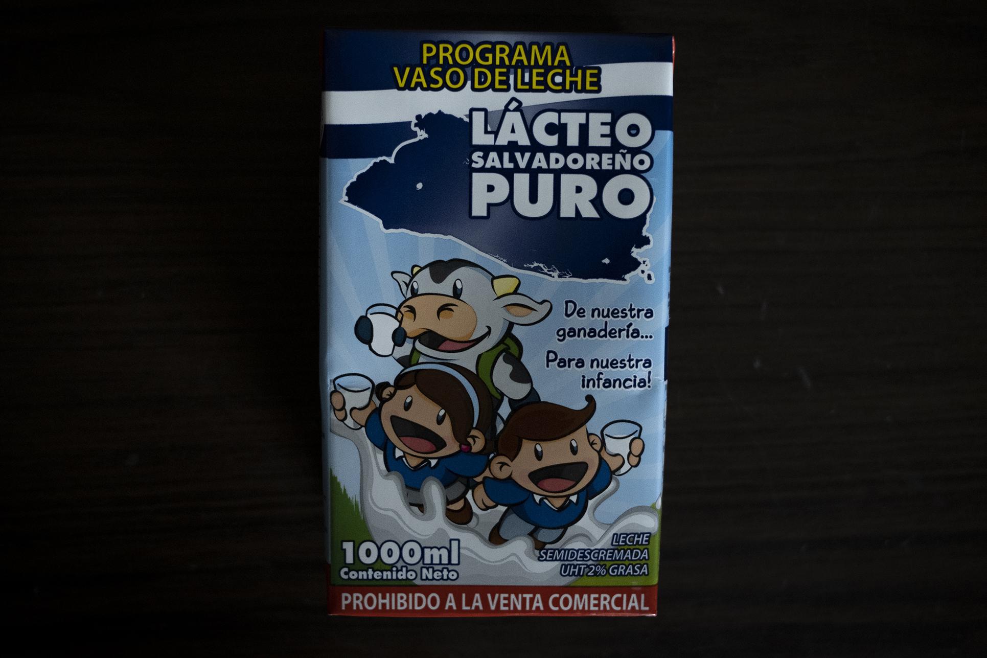 Muestra de una caja de 1000ml que la empresa Leche Salud reparte a los centros escolares que forman parte del programa vaso de leche. Foto: Carlos Barrera/El Faro