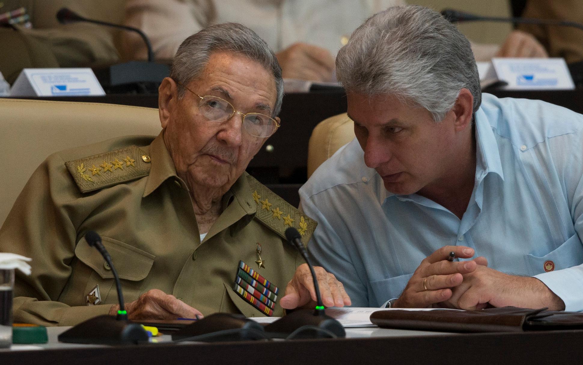 En esta imagen de mayo de 2016, Raul Castro conversa con el entonces primer vicepresidente Miguel Diaz-Canel durante una sesión anual del Parlamento cubano. AFP PHOTO /www.cubadebate.cu