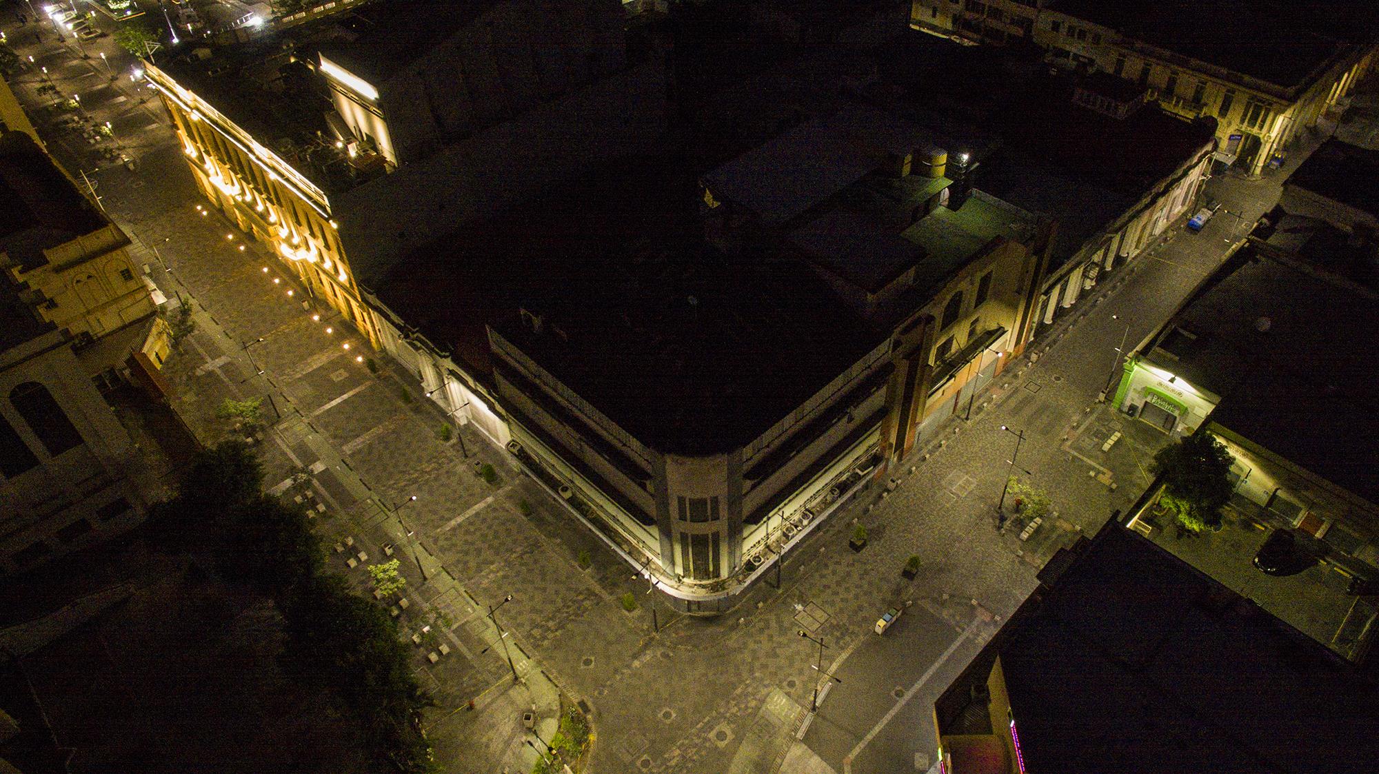 La esquina donde se unen la 2 Avenida Sur y la 2 Calle Oriente, en el Centro Histórico de San Salvador lucía desolada a las  7:00 p.m . 
