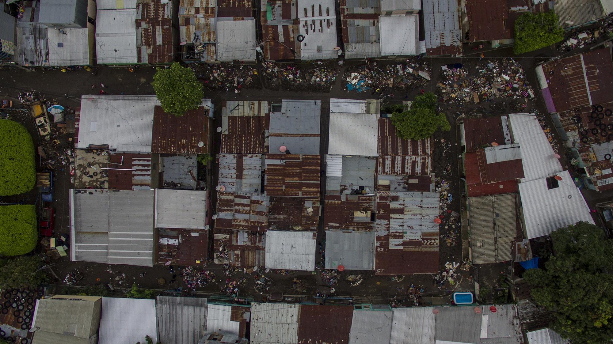 El Granjero II es una aglomeración de 135 viviendas en la ribera del río Acelhuate, al oriente de San Salvador. Colinda con otras dos comunidades vulnerables: la Chacra y la Quiñónez. Foto tomada desde el aire con un dron. Foto de El Faro: Víctor Peña.
