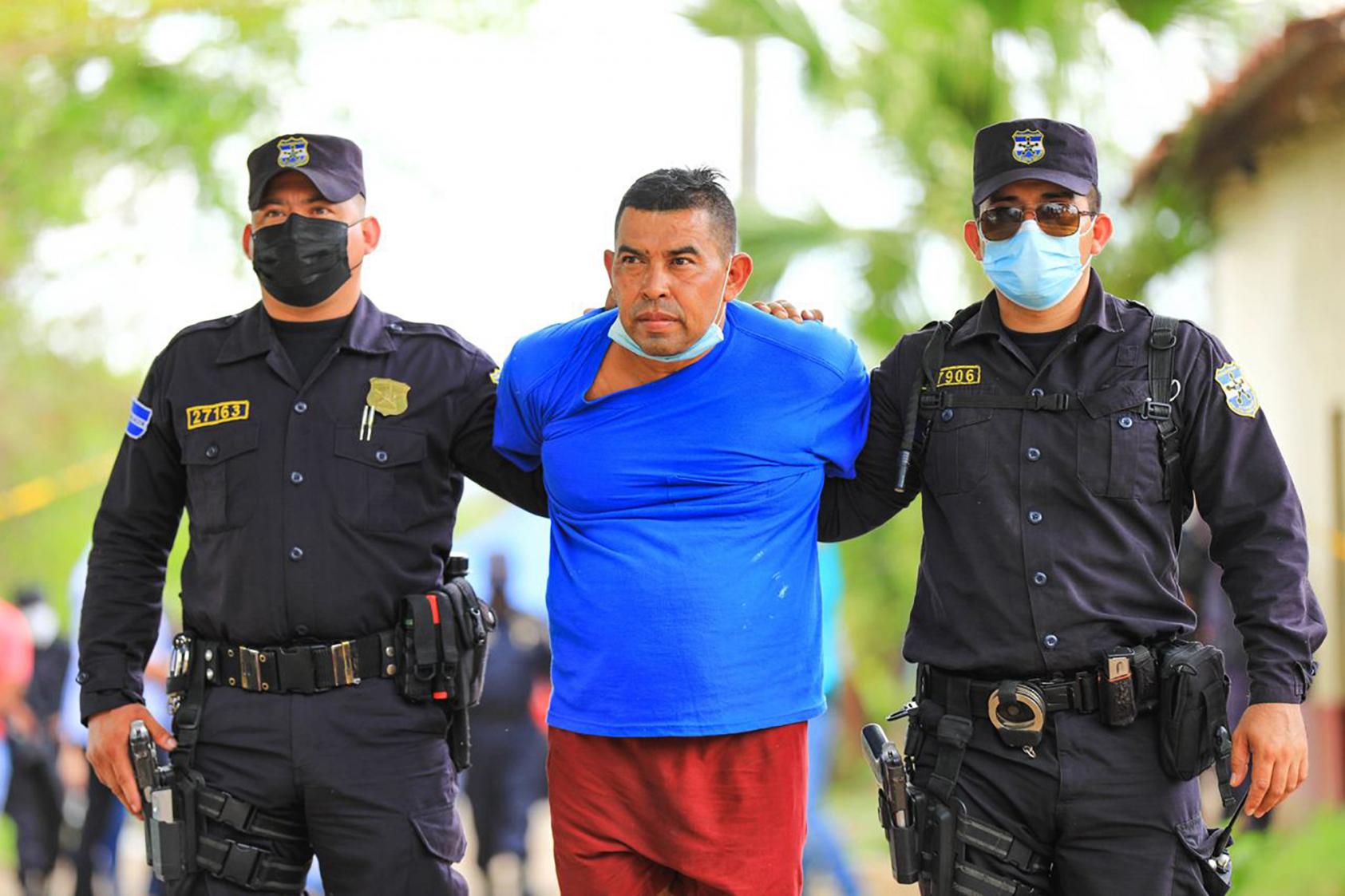 Agentes policiales muestran a Hugo Osorio a los medios de comunicación, la mañana del domingo 9 de mayo, horas después de haber sido capturado el flagrancia. Foto: Ministerio de Seguridad y Justicia. 