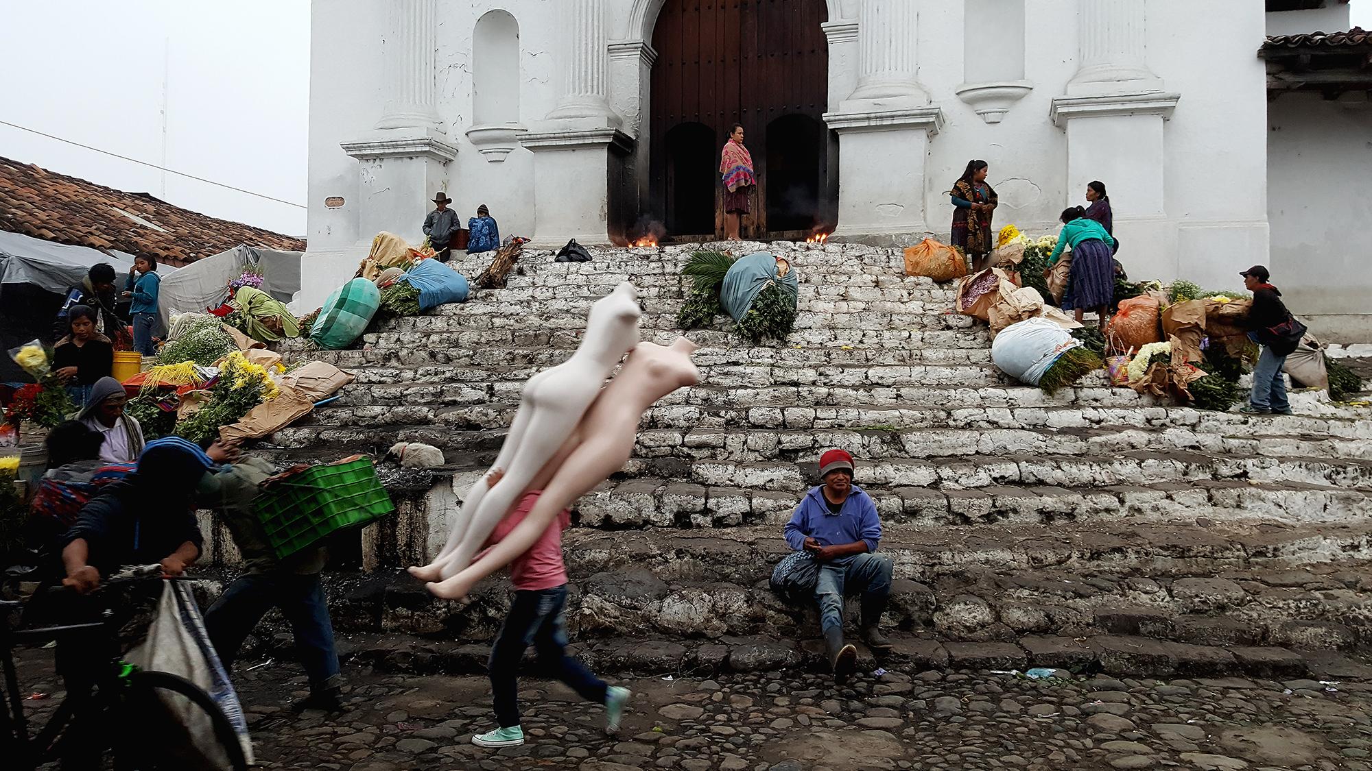 Escalinata de la iglesia de Santo Tomás, el corazón de Chichicastenango, la más populosa de las ciudades del Quiché, en Guatemala. La imagen se tomó a las 6 de la mañana de un domingo, día de mercado. Foto Roberto Valencia (El Faro).