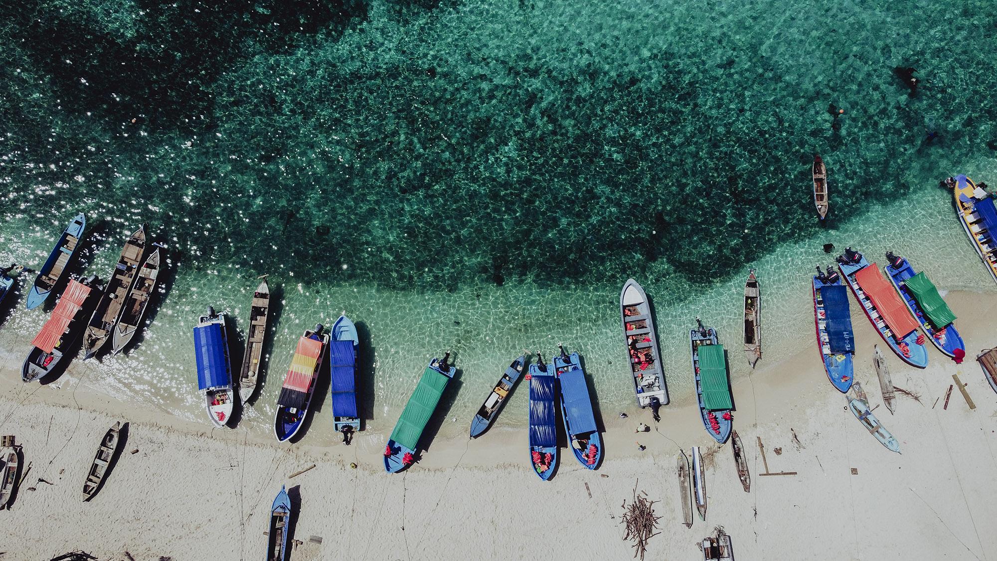 Every weekend, dozens of boats land on the pearly beach of Cayo Chachahuate. Tourists end their trip to the cays with fried lunch, beer, and time for photographs. Photo: Carlos Barrera/El Faro