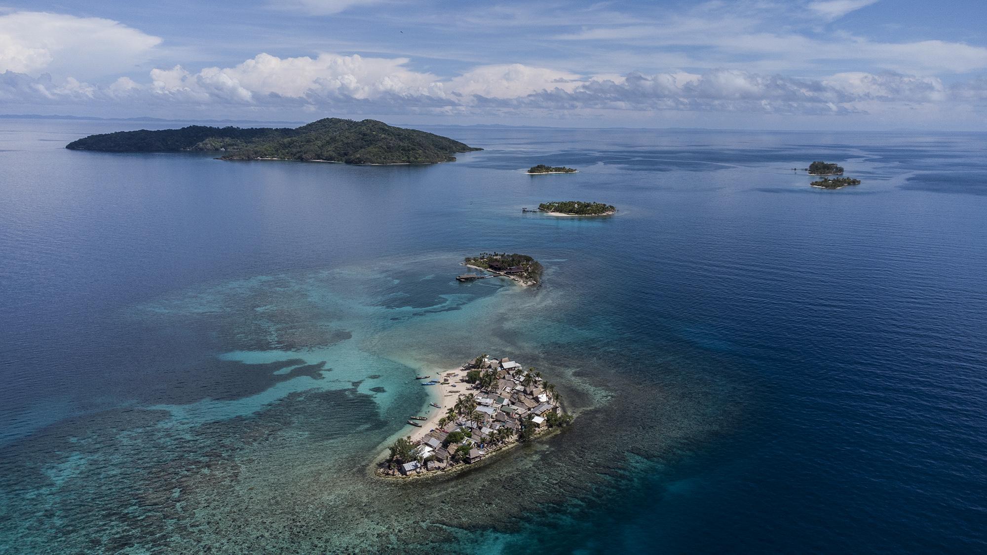 The Cayos Cochinos archipelago encompasses 16 islands of the Caribbean coast of Honduras. Garifuna people have lived there for generations. Photo: Carlos Barrera/El Faro