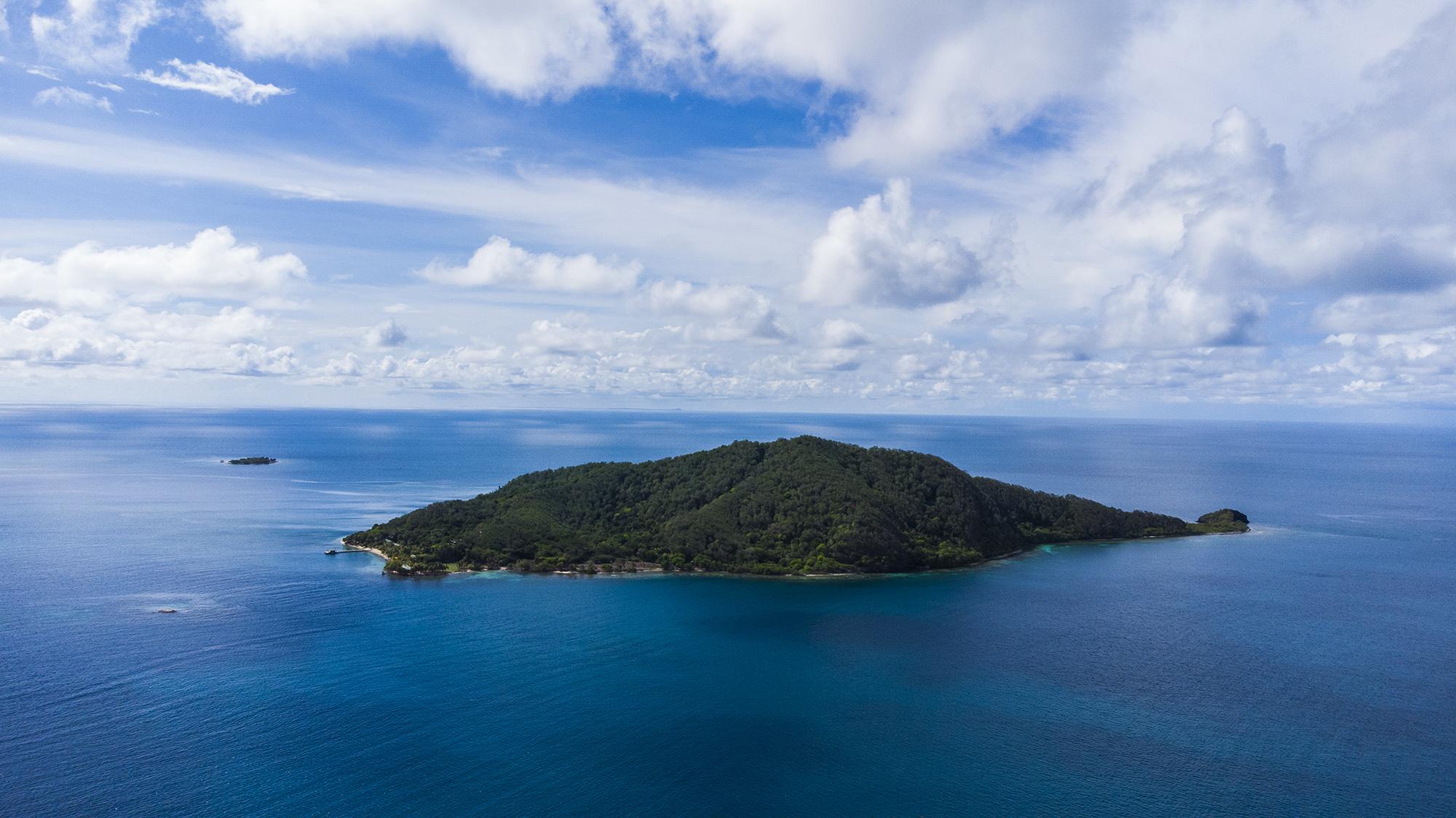 On Cayo Menor, one of the largest islands in the Cayos Cochinos archipelago, are the headquarters of the Honduran Coral Reef Foundation, an organization that has used environmentalist rhetoric in efforts to remove the Garifuna people from their land. Photo: Carlos Barrera/El Faro