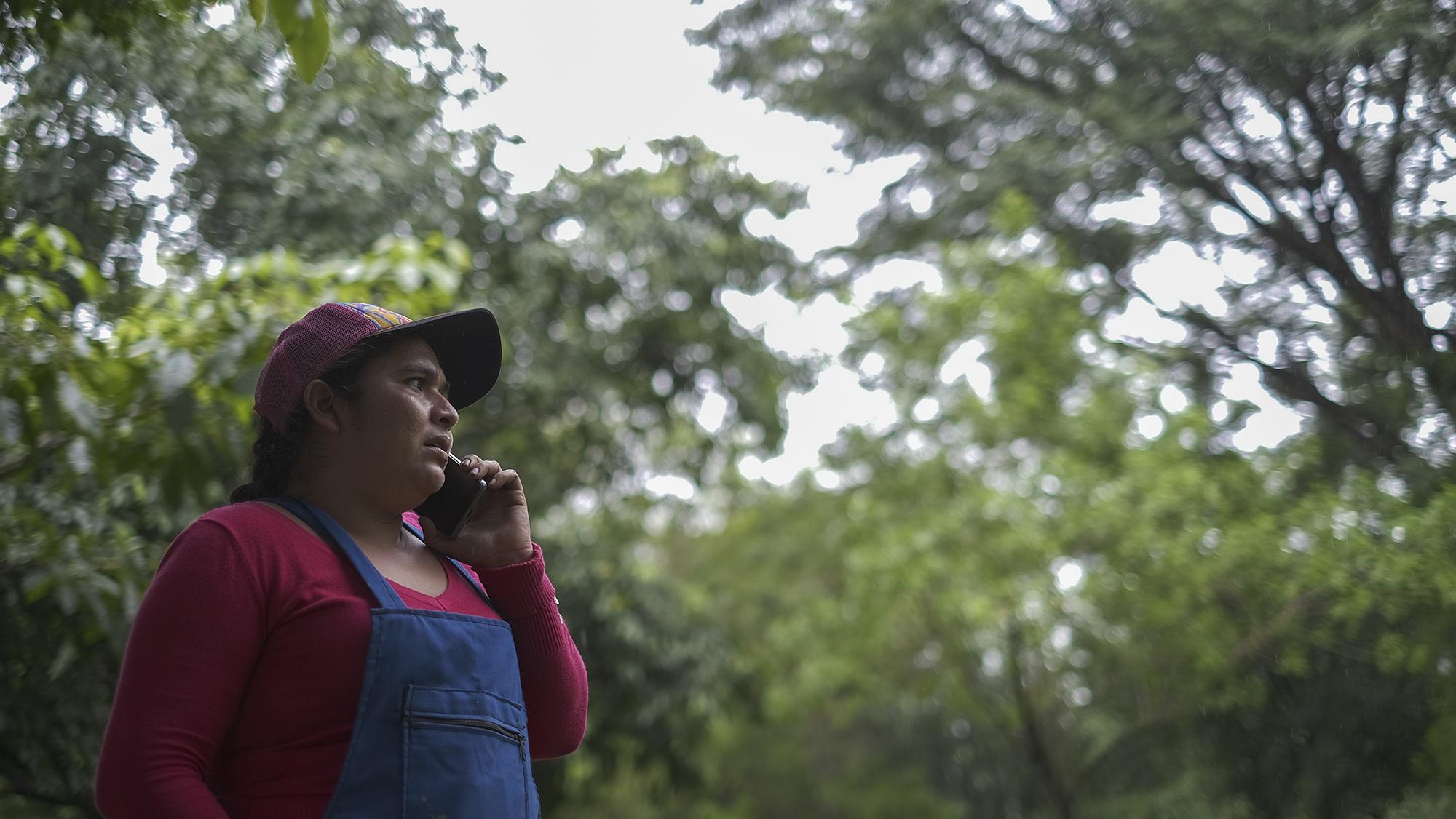 Mirna Mazariego durante una llamada con uno de sus proveedores. Los guineos se los llevan desde el volcán de San Salvador, las mandarinas desde Quezaltepeque y los limones se los compra a un proveedor de San Miguel. 