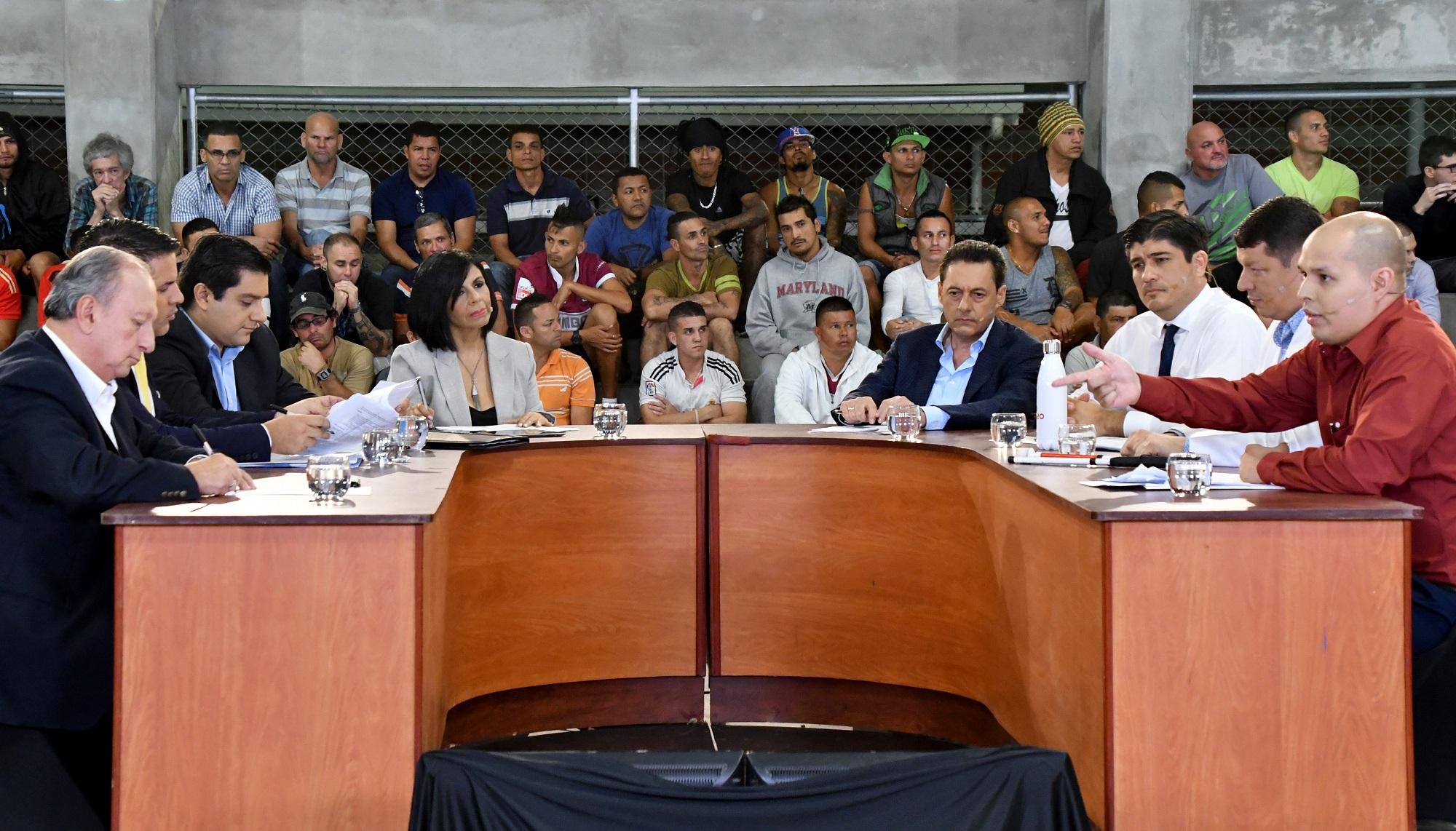 Siete candidatos a la presidencia de Costa Rica debaten en La Reforma, la cárcel más grande del país. El público estaba integrado por privados de libertad. Foto Ezequiel Becerra (AFP).