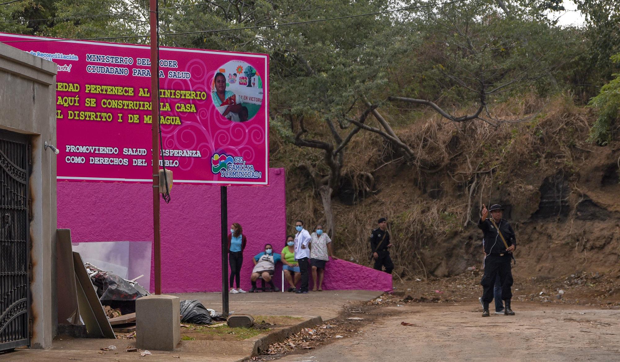 Following two years of illegal seizure and occupation of the facilities of Nicaraguan newsrooms and human rights organizations, the Ortega-Murillo government converted the building confiscated from news outlets Confidencial and Esta Semana in 2018 into a Ministry of Health-run maternity ward on February 22, 2021. The move is both a signal of the government’s intentions to permanently expropriate the facilities and a product of its ongoing clampdown on independent news media and other dissident voices since the 2018 April Rebellion. Photo courtesy of Confidencial.