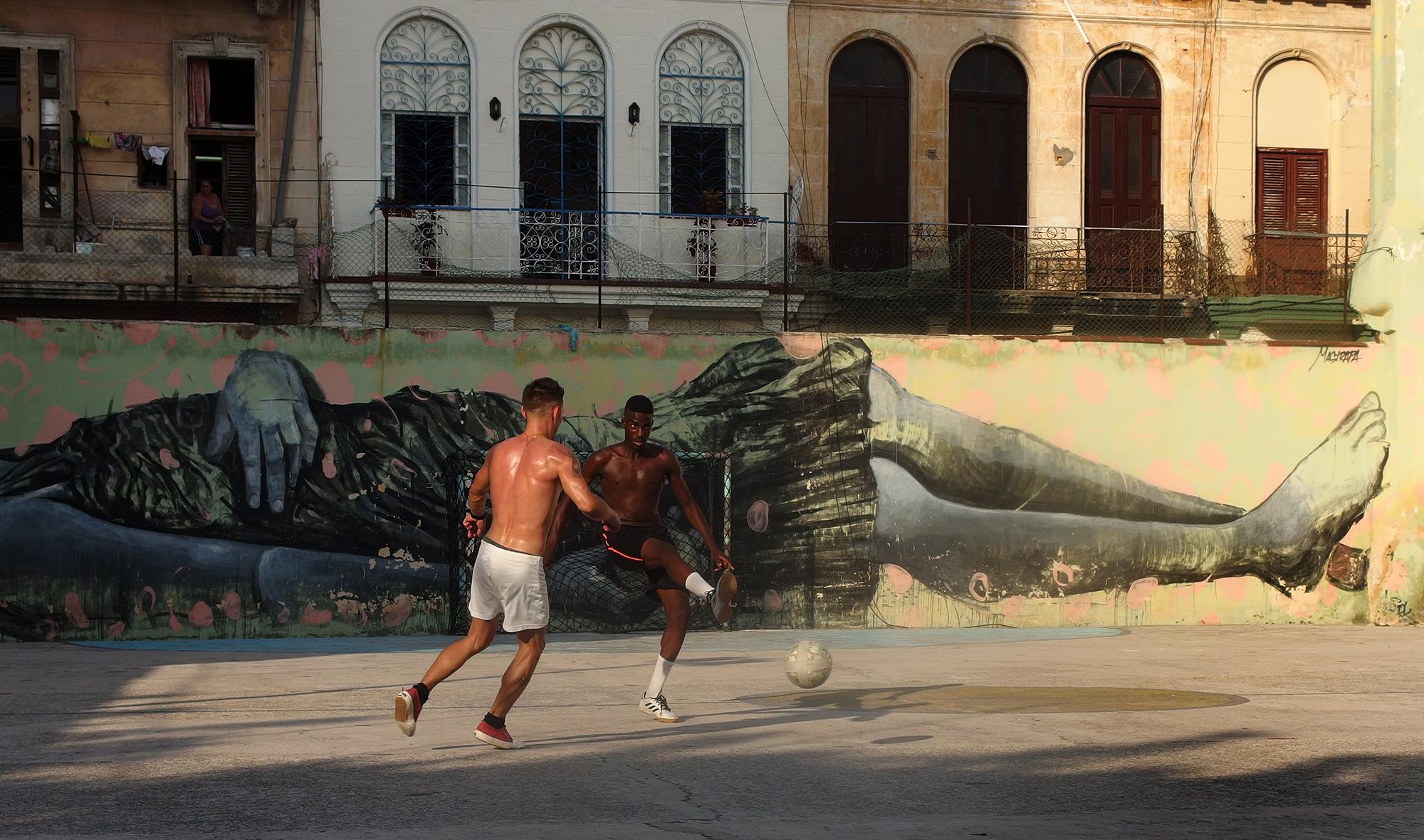 El joven que patea la pelota es Javier Estrada, de 23 años. Barrio Jesús María, La Habana.