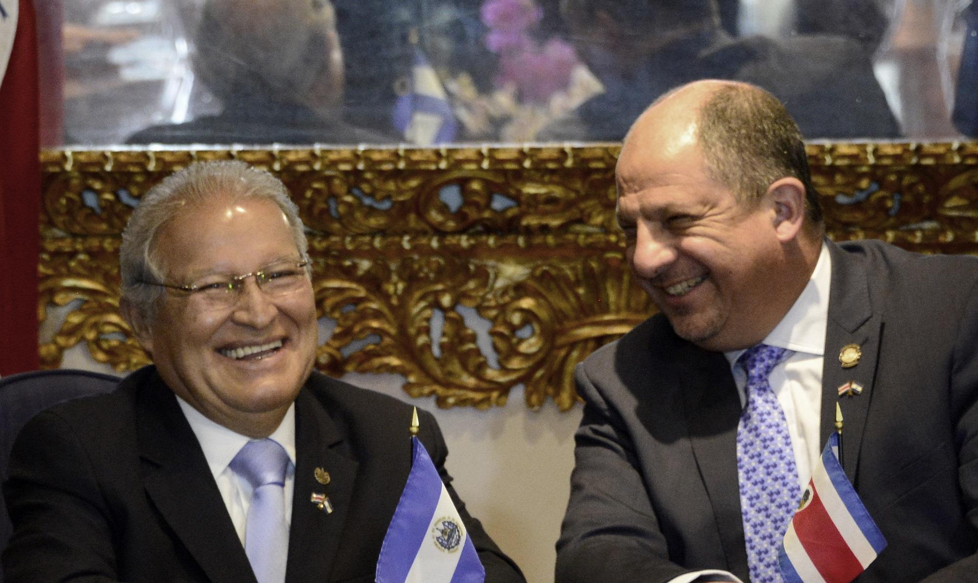 Luis Guillermo Solís, presidente de Costa Rica, conversa con Salvador Sánchez Cerén, presidente de El Salvador. Foto Ezequiel Becerra (AFP).