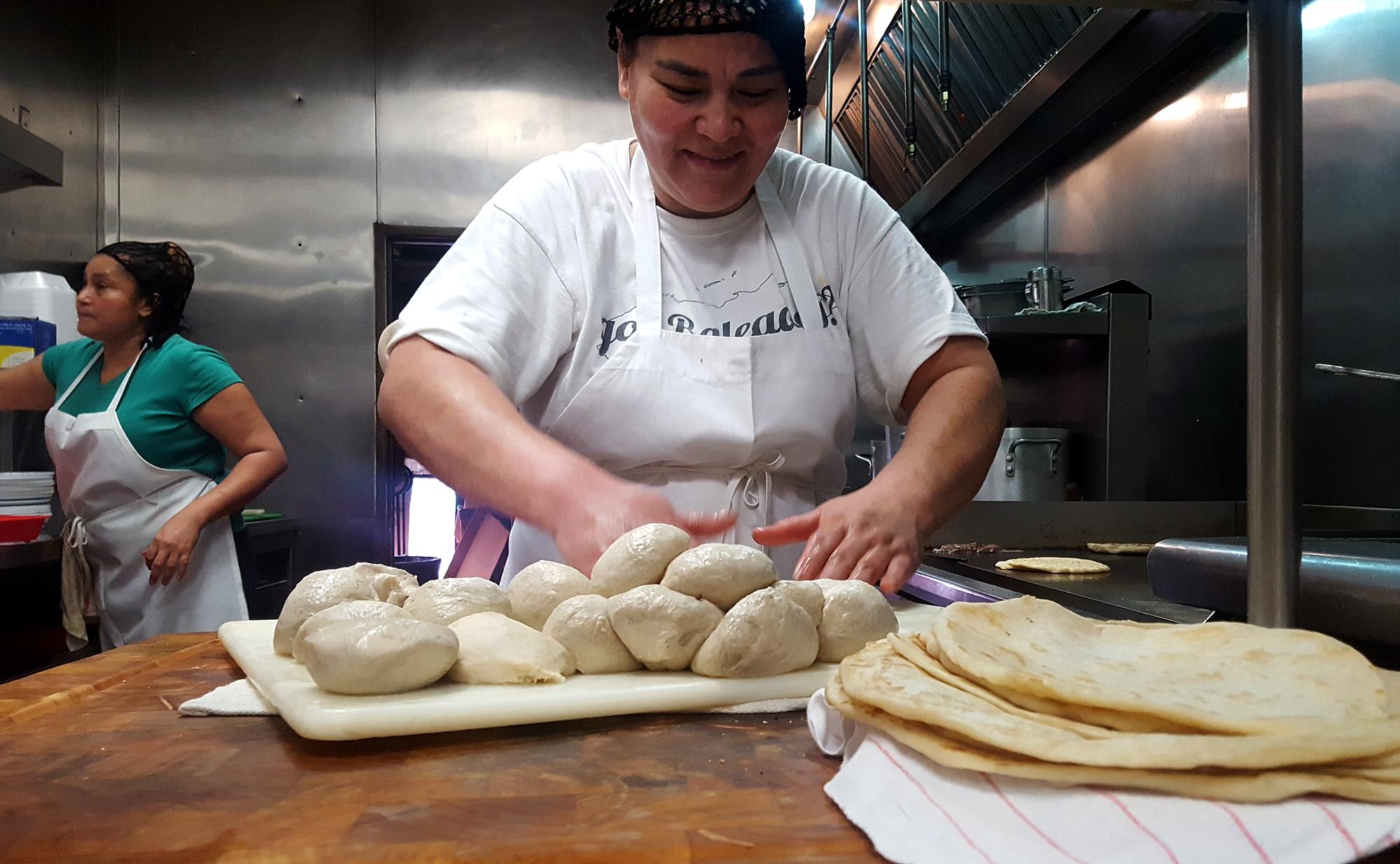 Cecilia Ramos trabaja como cocinera en un restaurante hondureño en Los Angeles. Es salvadoreña y beneficiaria del TPS y no sabe si mantendrá su trabajo cuando la administración Trump, previsiblemente, elimine el programa. Foto de El Faro, por Nelson Rauda Zablah.