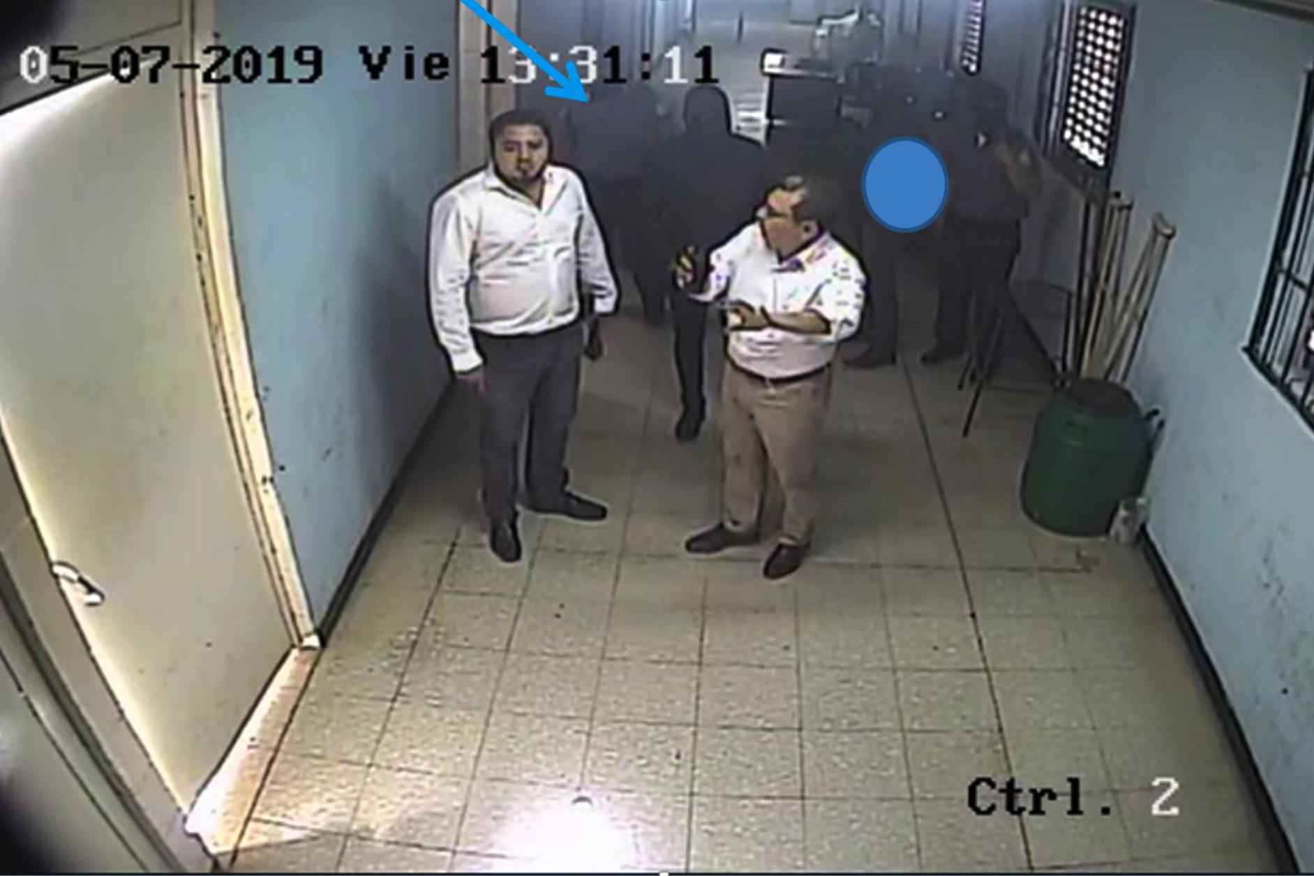 El 5 de julio de 2019 Osiris ingresó con encapuchados en Zacatecoluca. Según la Fiscalía, entre ellos iban Carlos Marroquín el diputado suplente Víctor Manuel Martínez Santana. Foto: El Faro. 