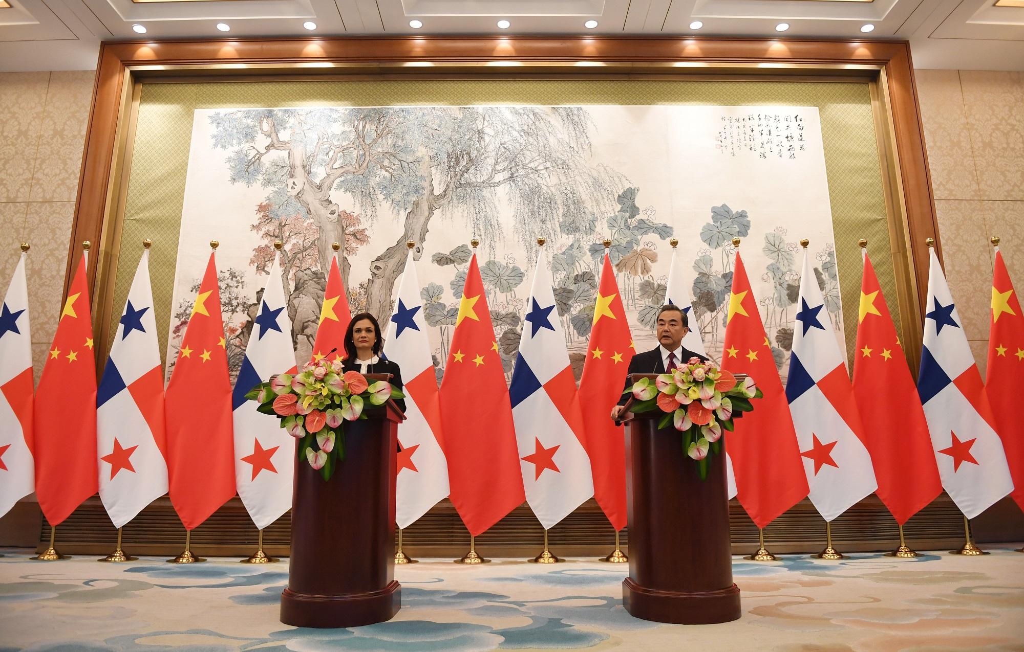 El ministro de Relaciones Exteriores chino, Wang Yi, y la vicepresidenta de Panamá, Isabel Saint Malo, durante la conferencia celebrada este 12 de junio en Pekín, en la que se anunció la ruptura del país centroamericano con Taiwán. Foto Greg Baker (AFP).